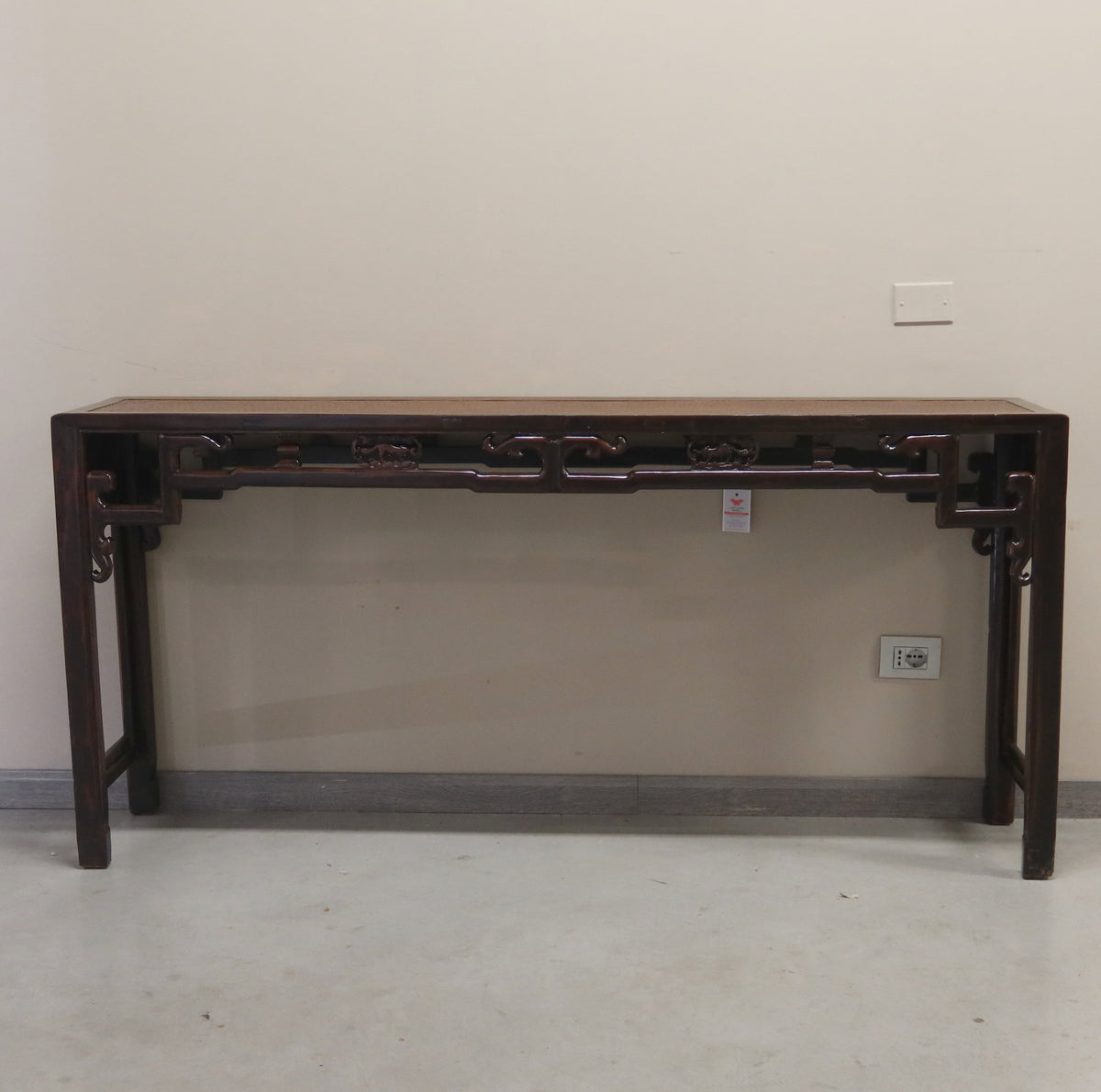 CONSOLLE CINESE CON TRAVERSA INTAGLIATA PIANO IN RATTAN