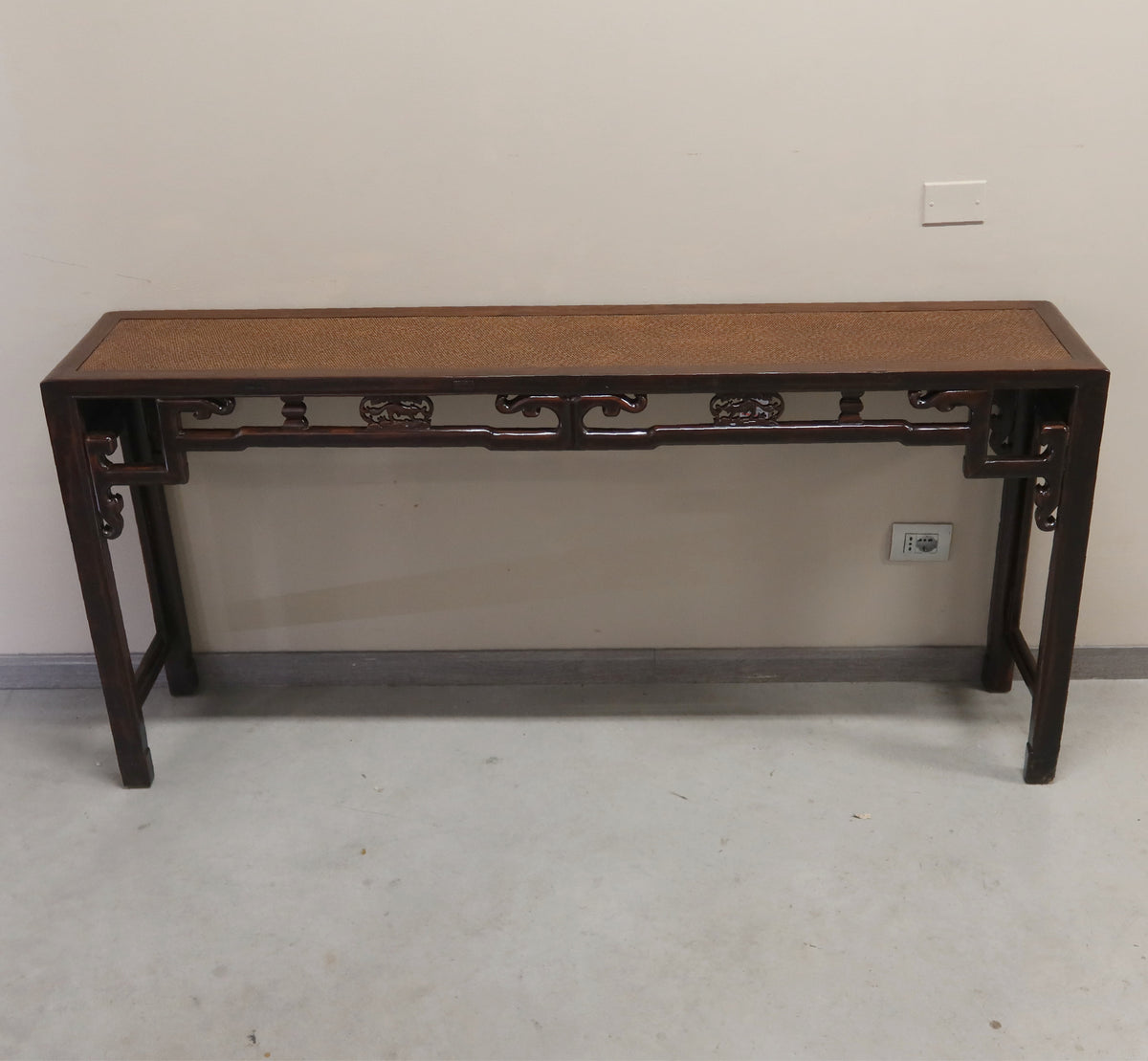 CONSOLLE CINESE CON TRAVERSA INTAGLIATA PIANO IN RATTAN