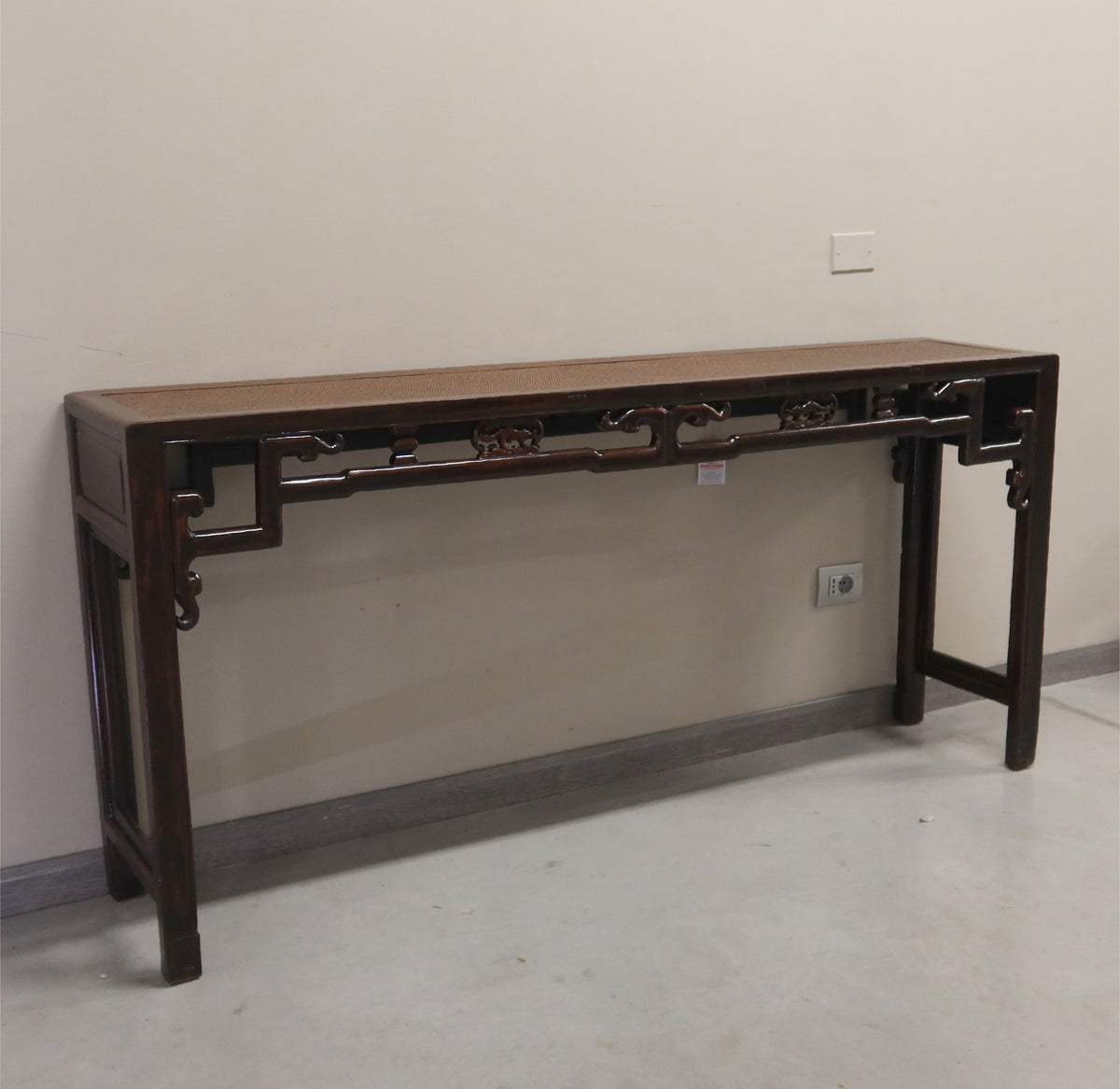CONSOLLE CINESE CON TRAVERSA INTAGLIATA PIANO IN RATTAN