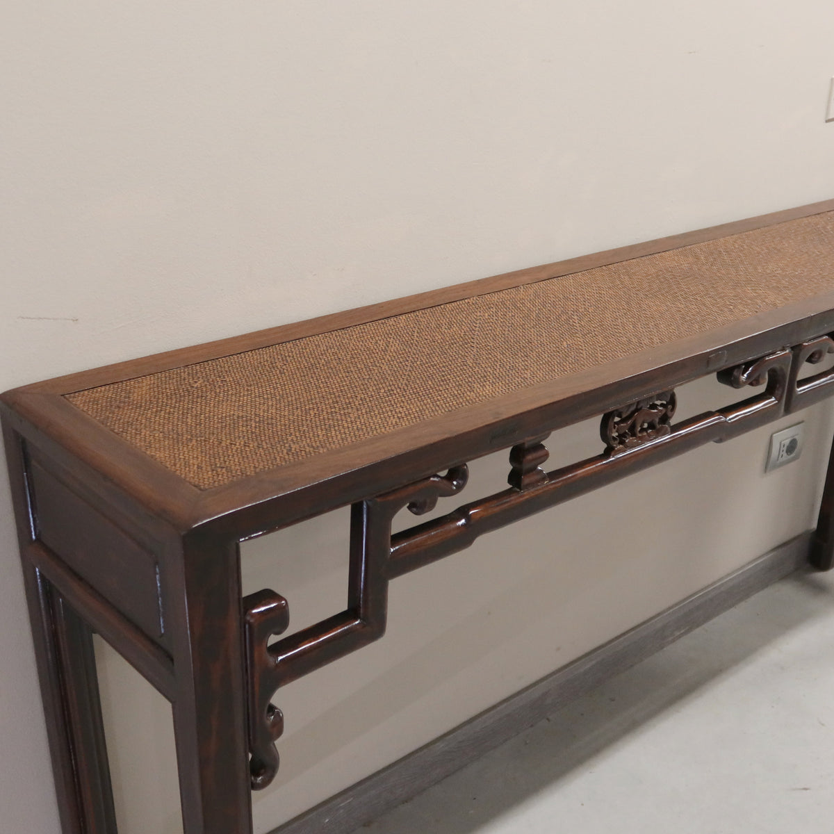 CONSOLLE CINESE CON TRAVERSA INTAGLIATA PIANO IN RATTAN