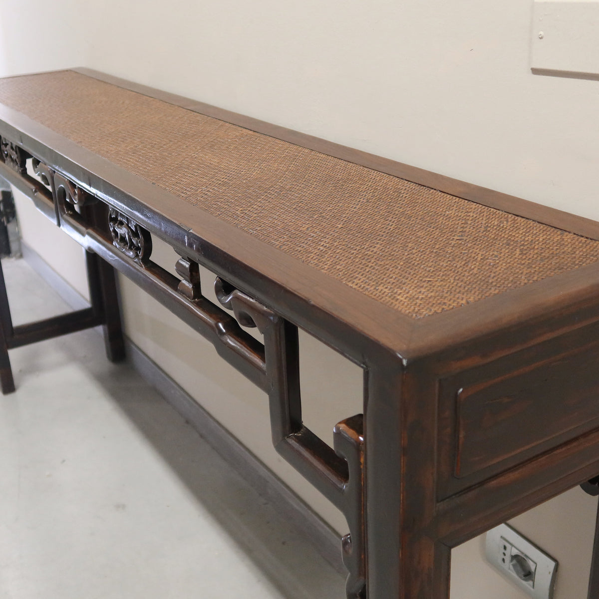CONSOLLE CINESE CON TRAVERSA INTAGLIATA PIANO IN RATTAN