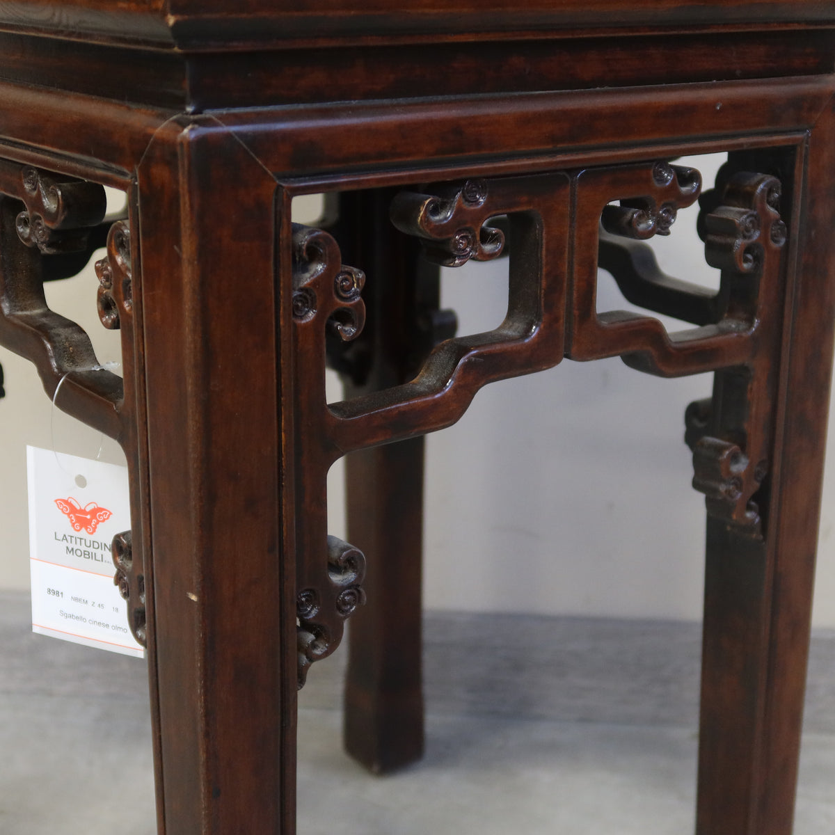 SGABELLO QUADRO OLMO CINESE CON INTAGLI