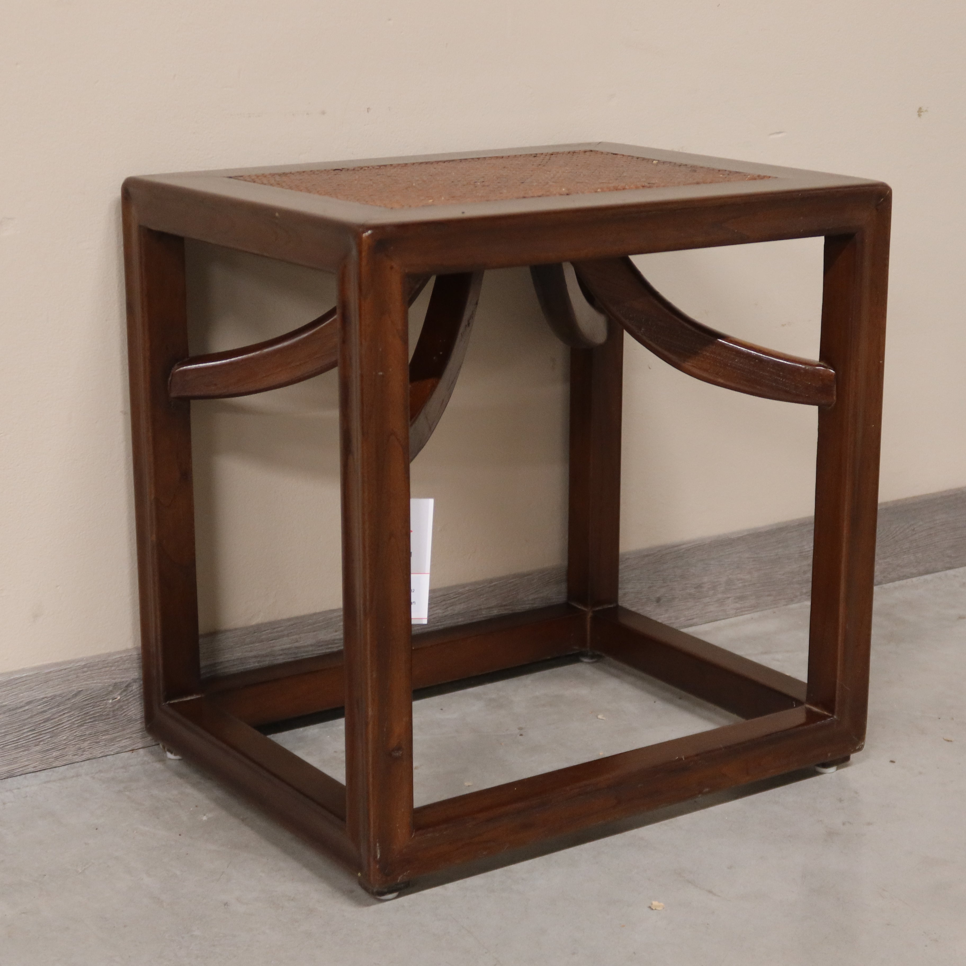 SGABELLO OLMO CINESE PIANO RATTAN