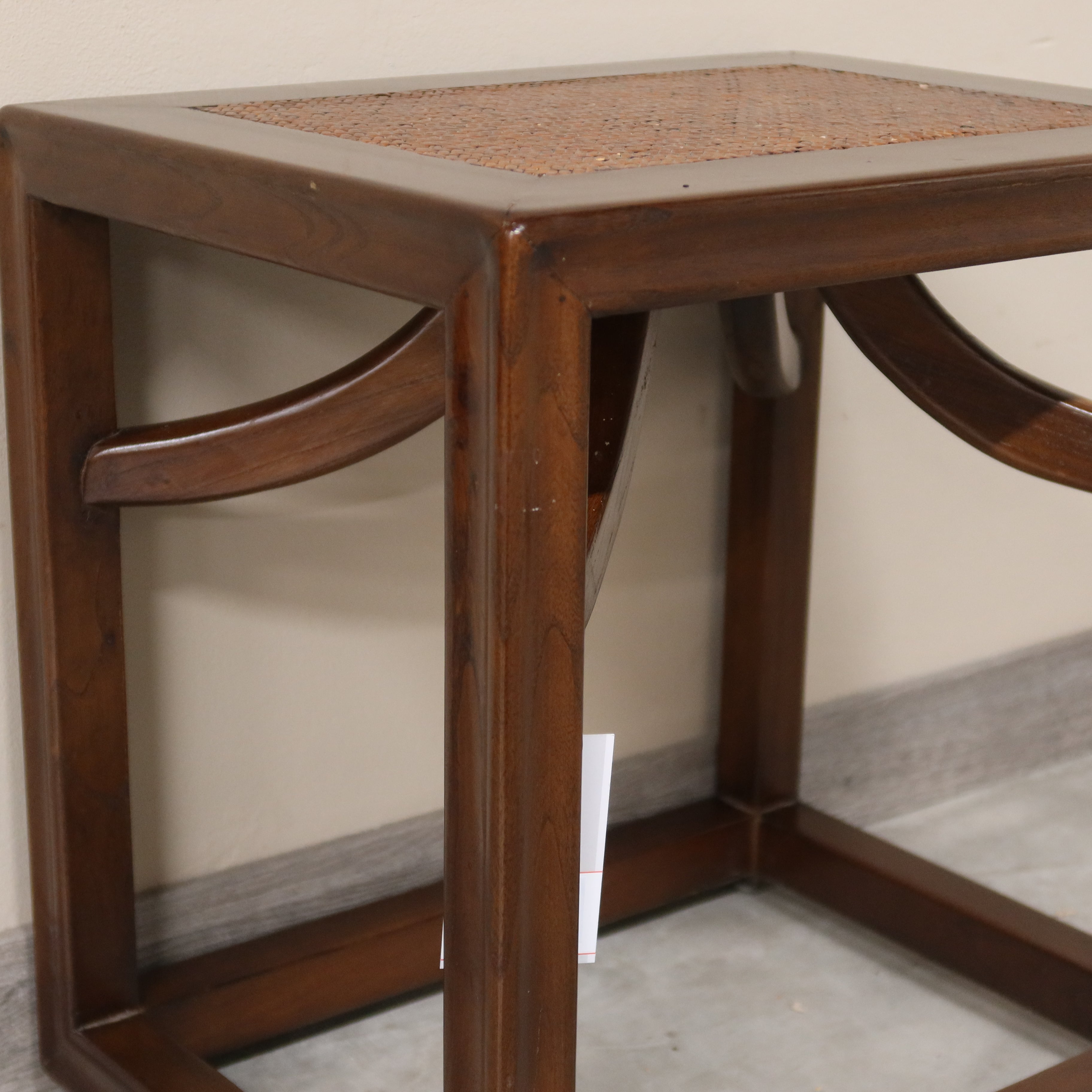 SGABELLO OLMO CINESE PIANO RATTAN