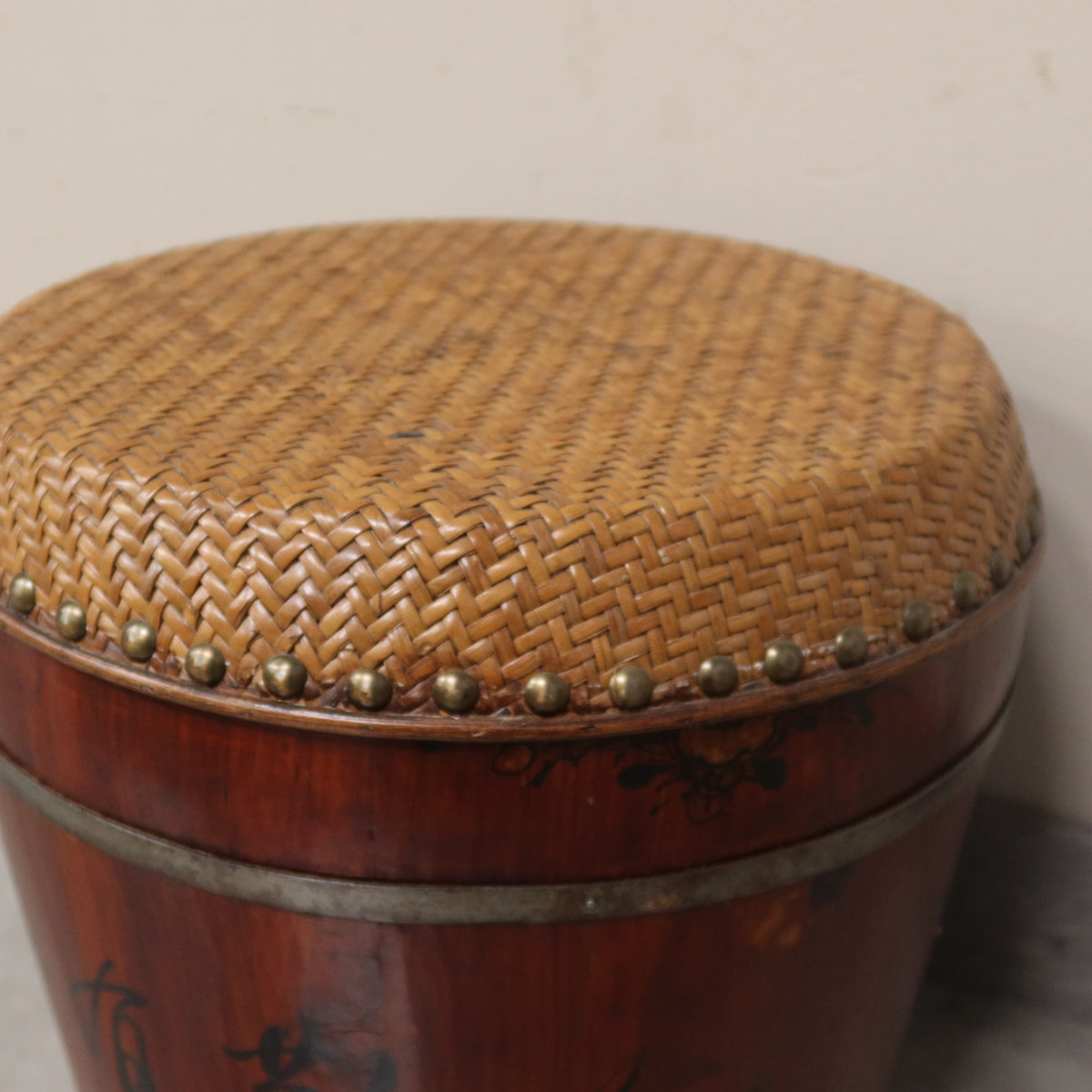 SGABELLO A BOTTE CON PIANO RATTAN