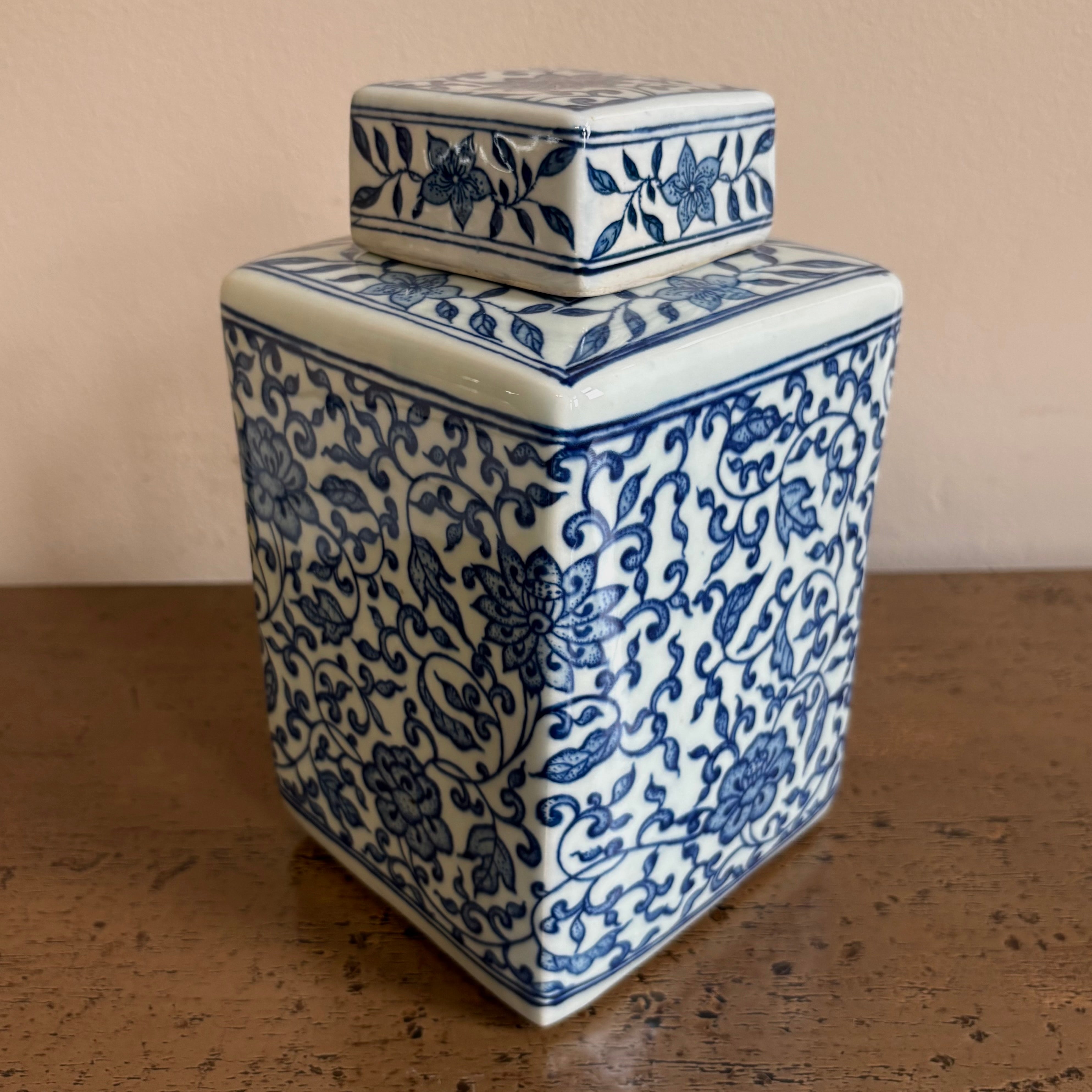 VASO CINESE A BASE QUADRATA