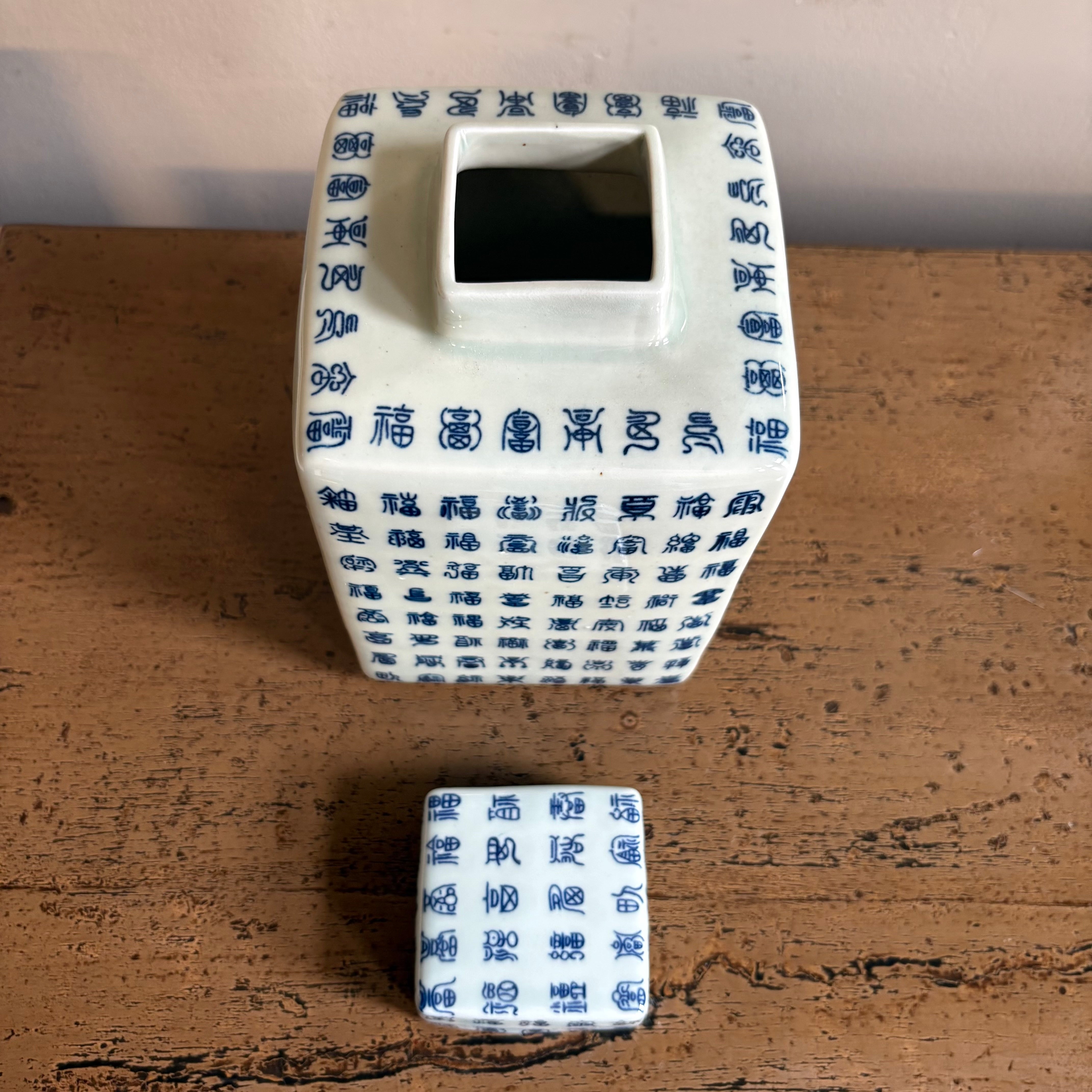 VASO DECORO IDEOGRAMMI A BASE QUADRATA CON COPERCHIO