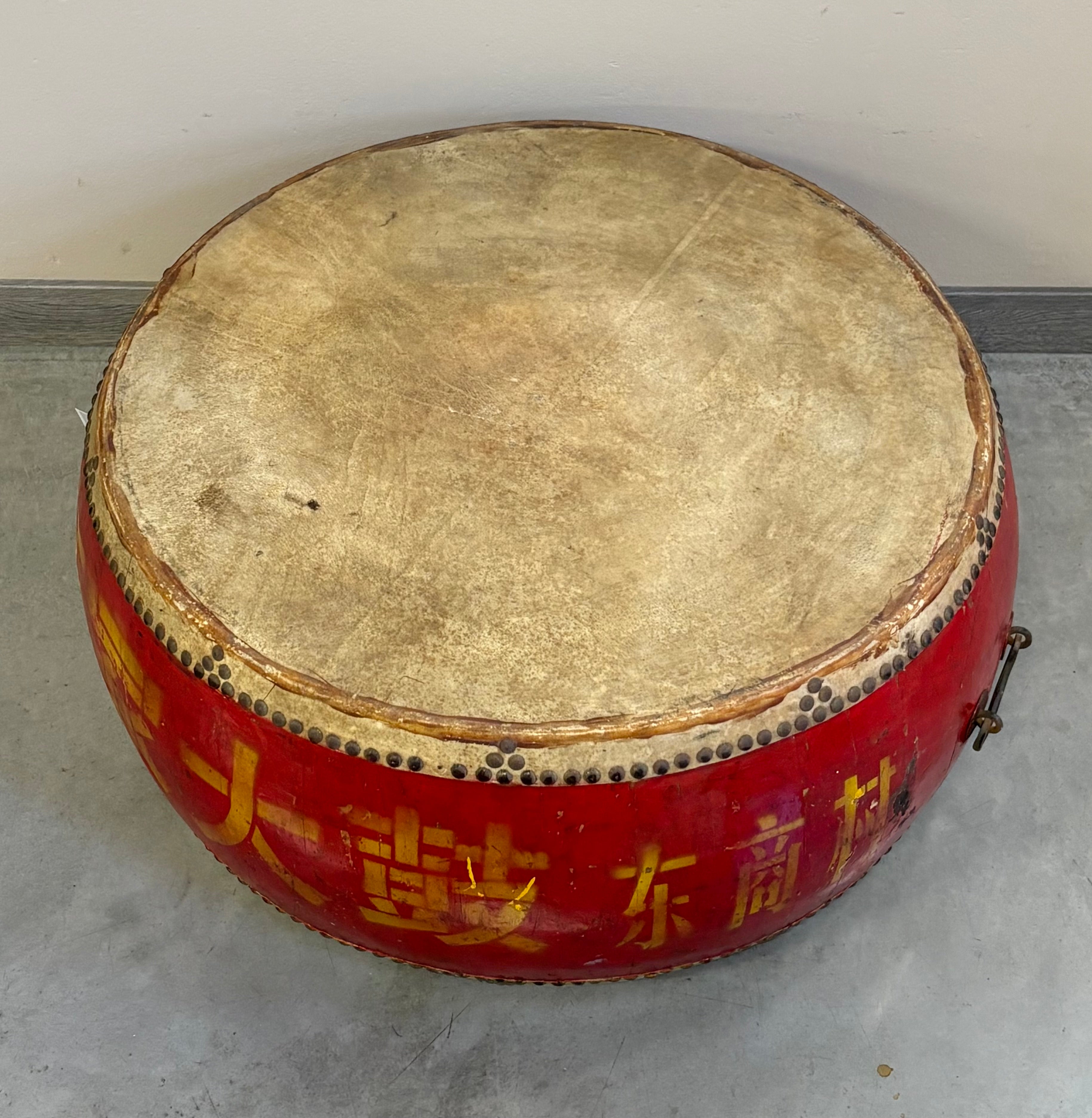 TAMBURO IN LACCA ROSSA CON IDEOGRAMMI