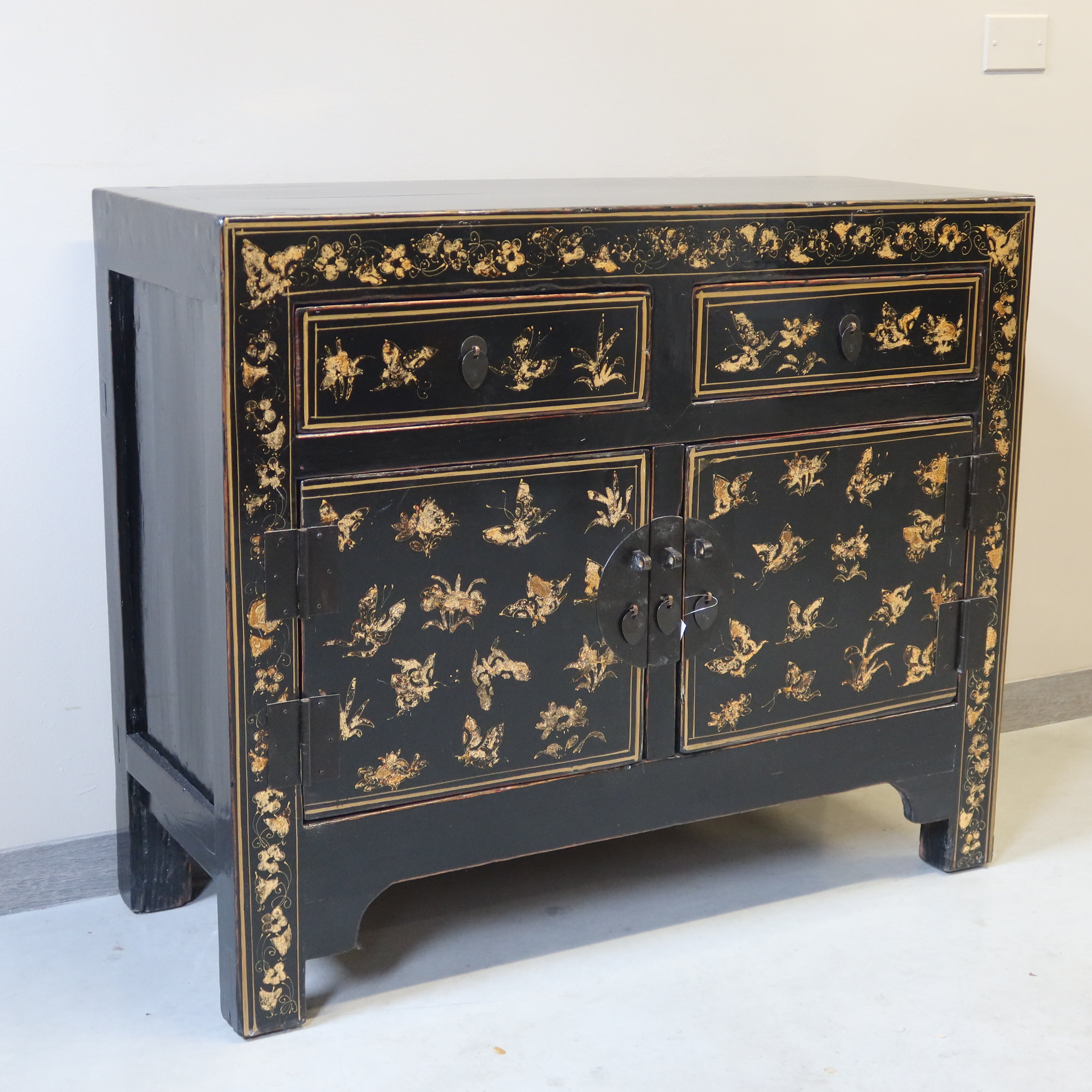 CREDENZA CINESE DELLO SHANXI LACCA DECORATA