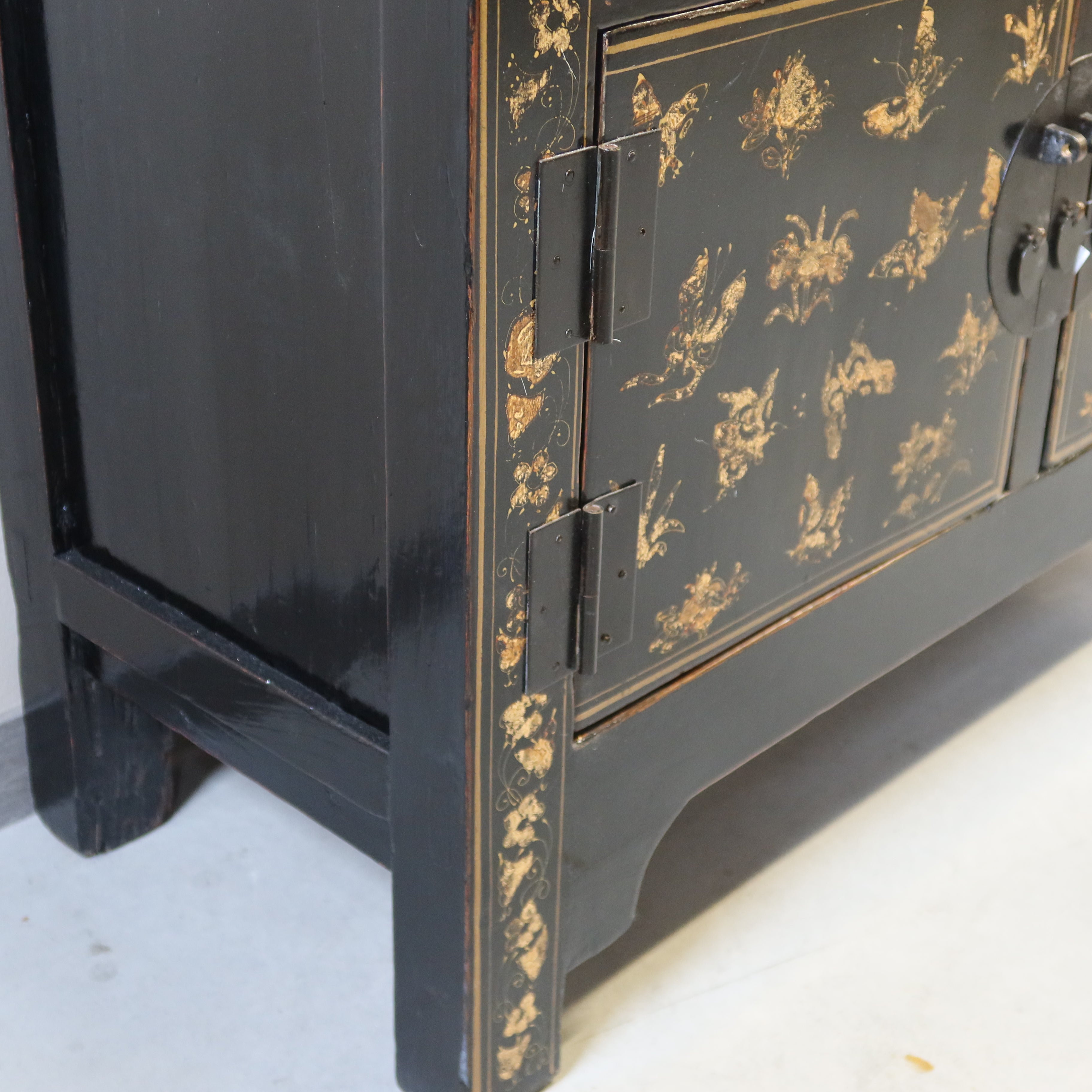 CREDENZA CINESE DELLO SHANXI LACCA DECORATA