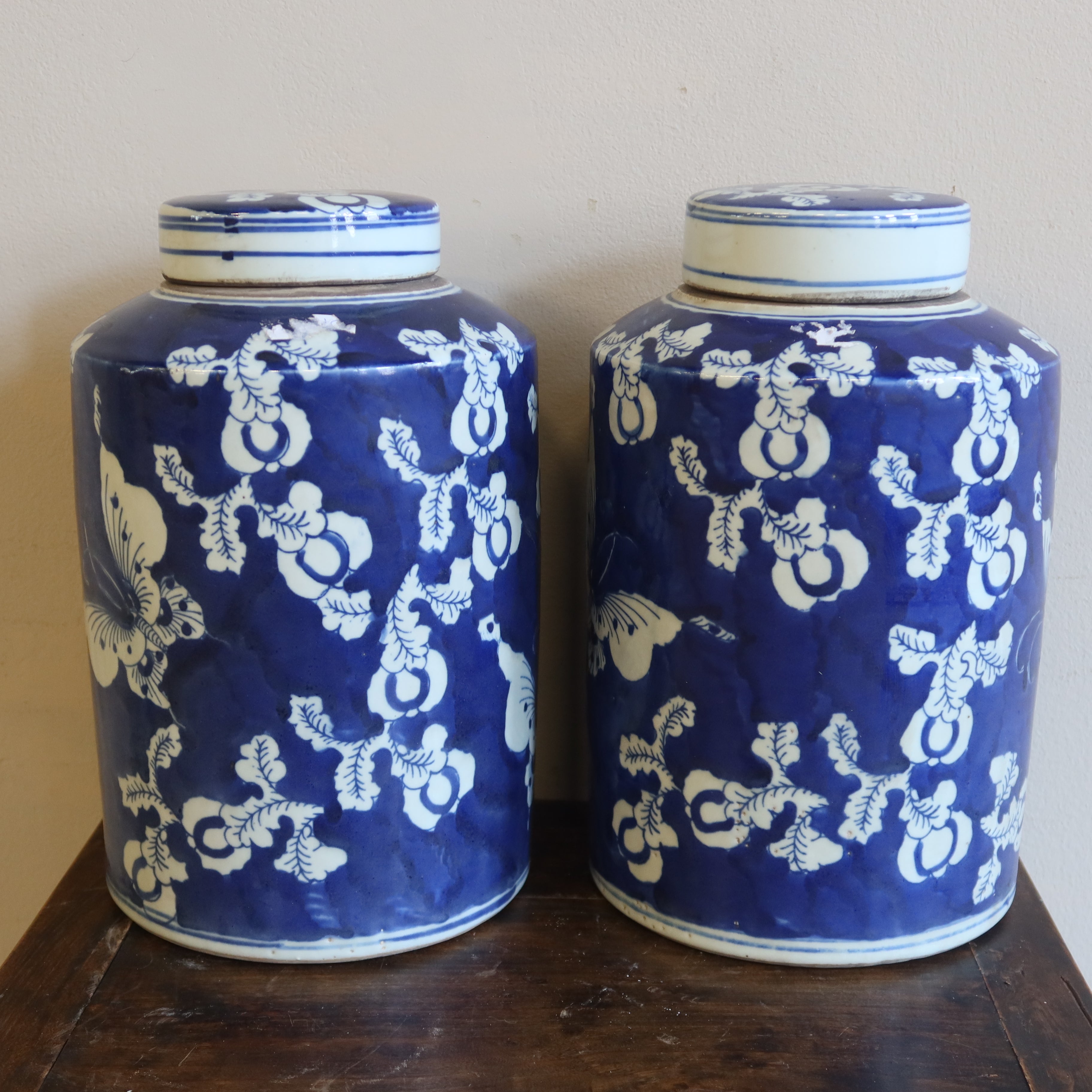 VASO CILINDRICO IN CERAMICA DECORATA CON COPERCHIO