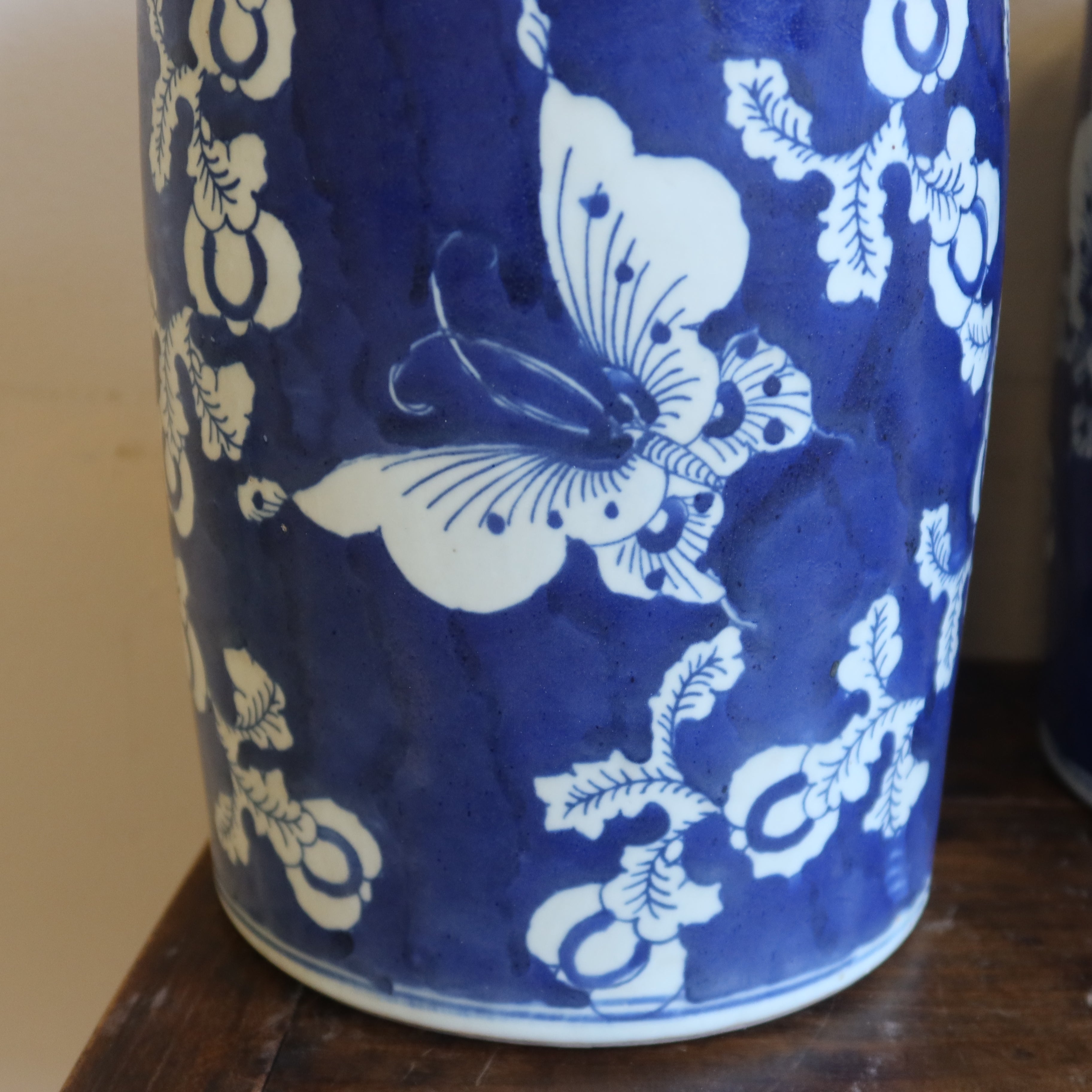 VASO CILINDRICO IN CERAMICA DECORATA CON COPERCHIO