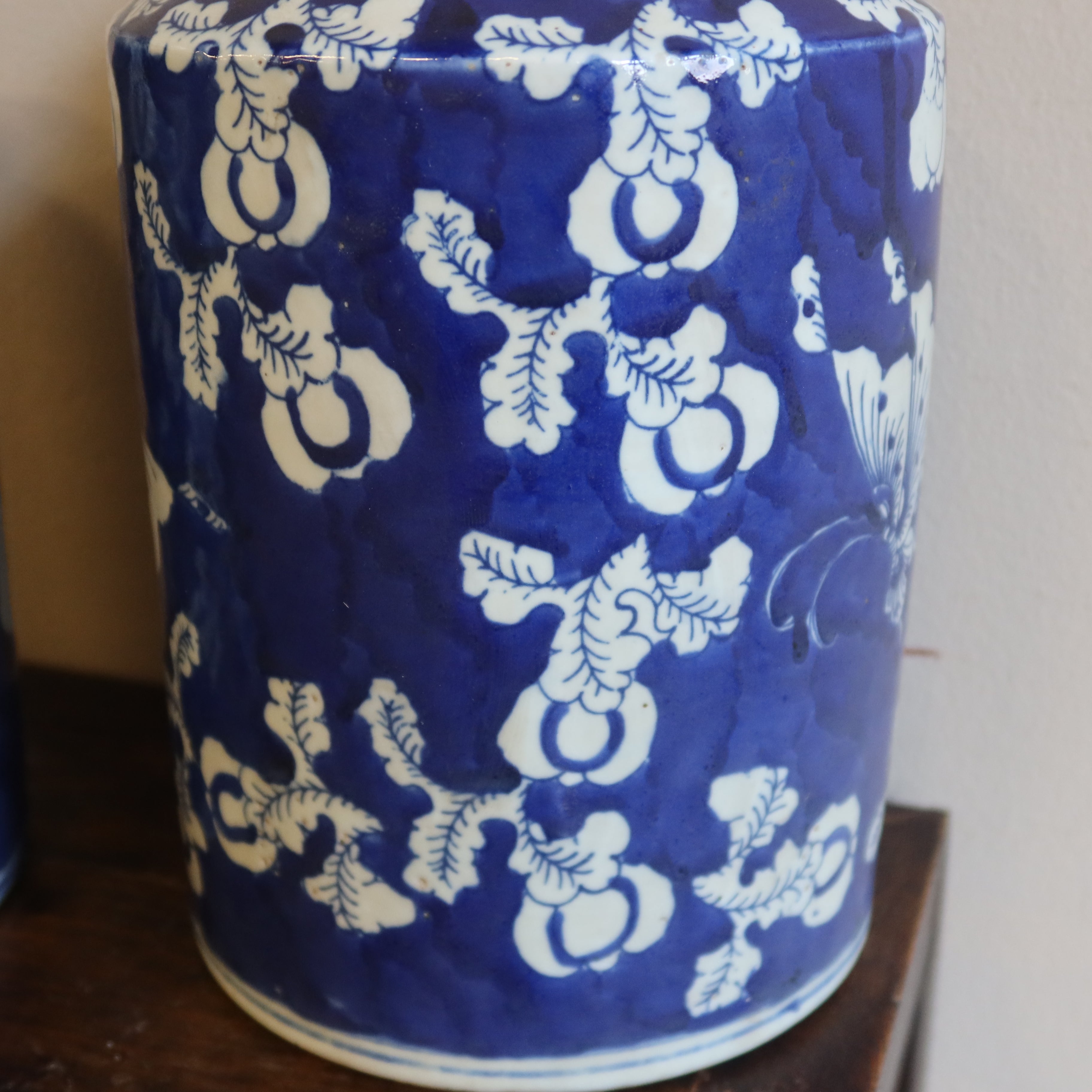 VASO CILINDRICO IN CERAMICA DECORATA CON COPERCHIO