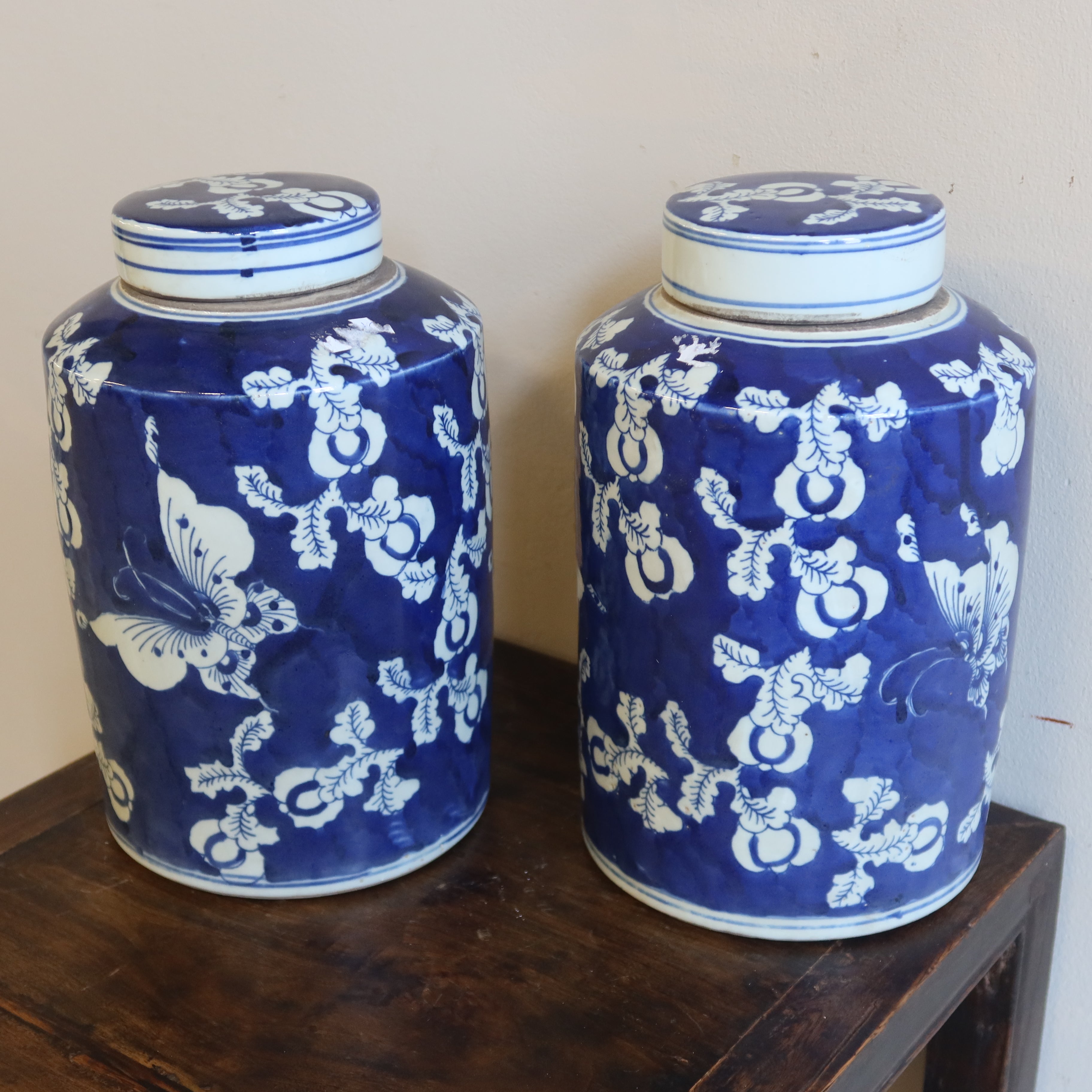 VASO CILINDRICO IN CERAMICA DECORATA CON COPERCHIO