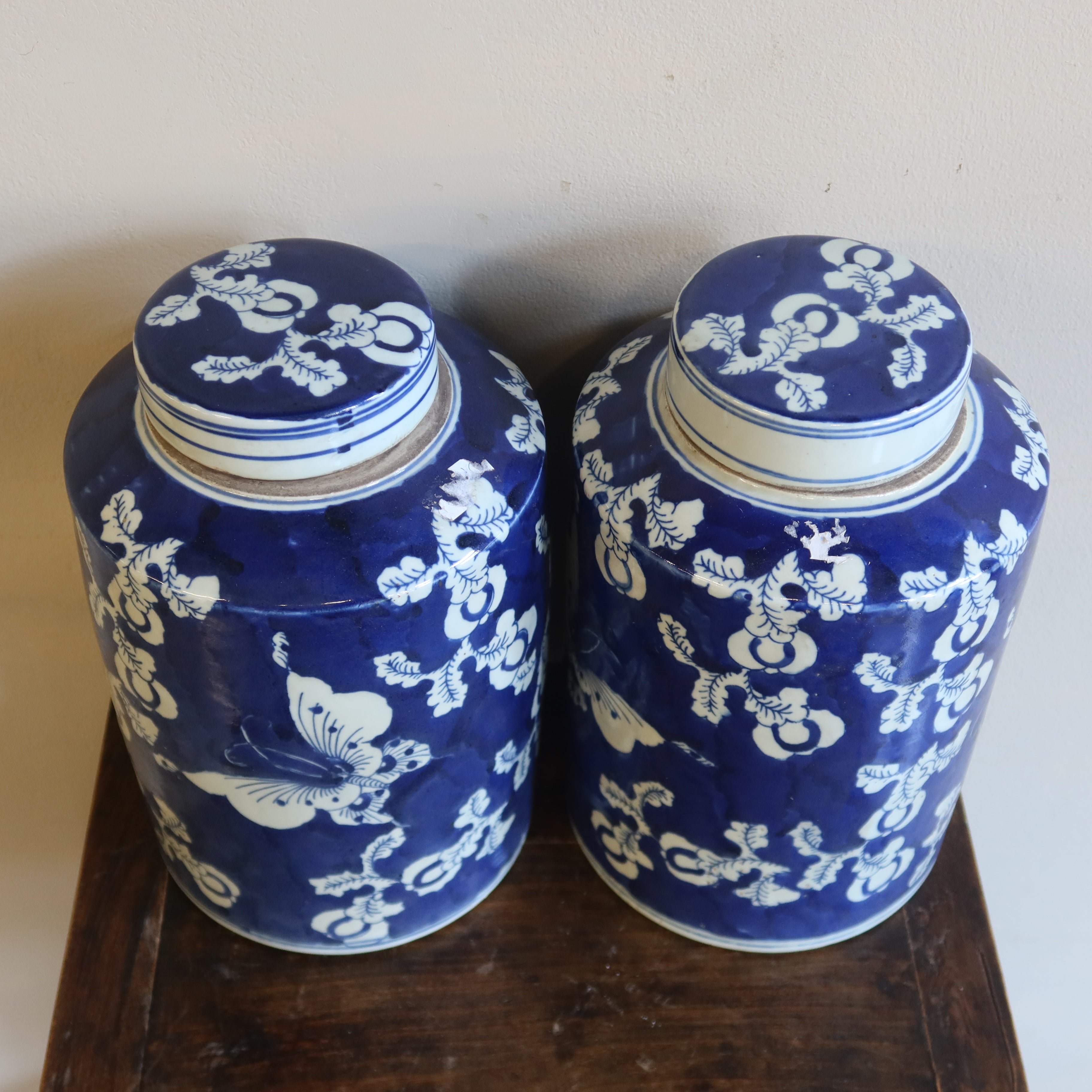 VASO CILINDRICO IN CERAMICA DECORATA CON COPERCHIO