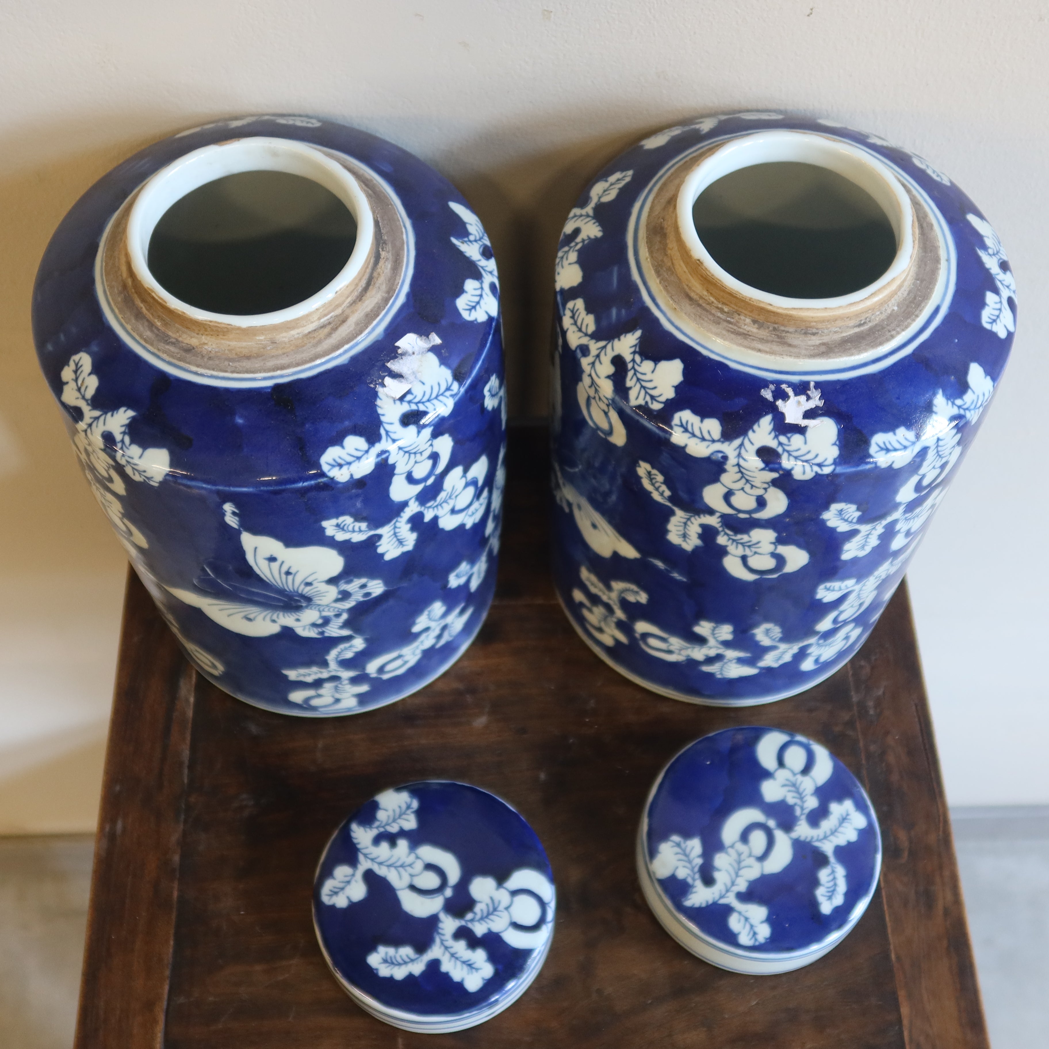 VASO CILINDRICO IN CERAMICA DECORATA CON COPERCHIO