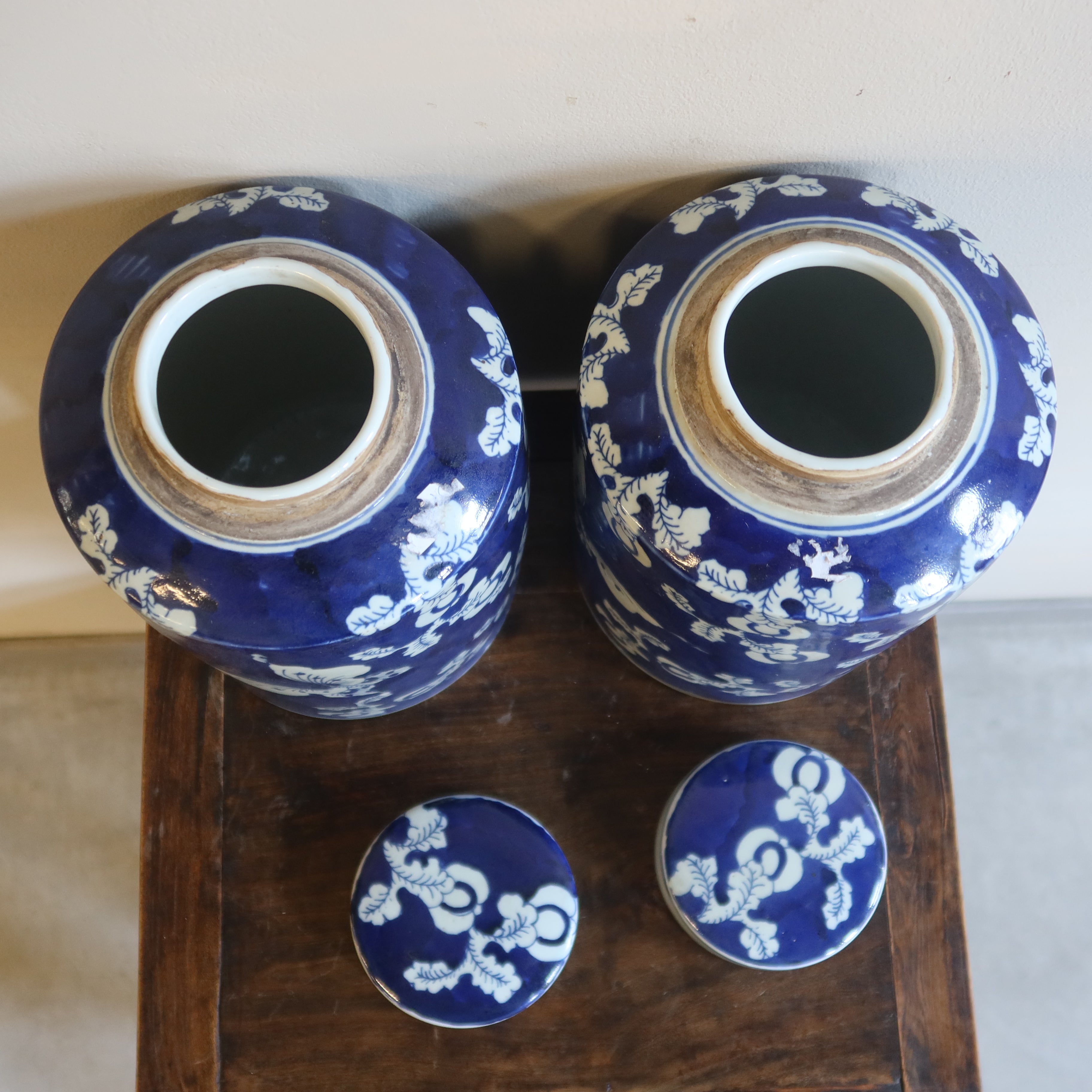 VASO CILINDRICO IN CERAMICA DECORATA CON COPERCHIO
