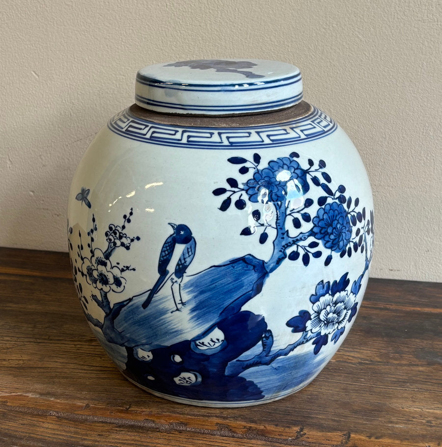 VASI STONDATI IN CERAMICA DECORATA E COPERCHIO