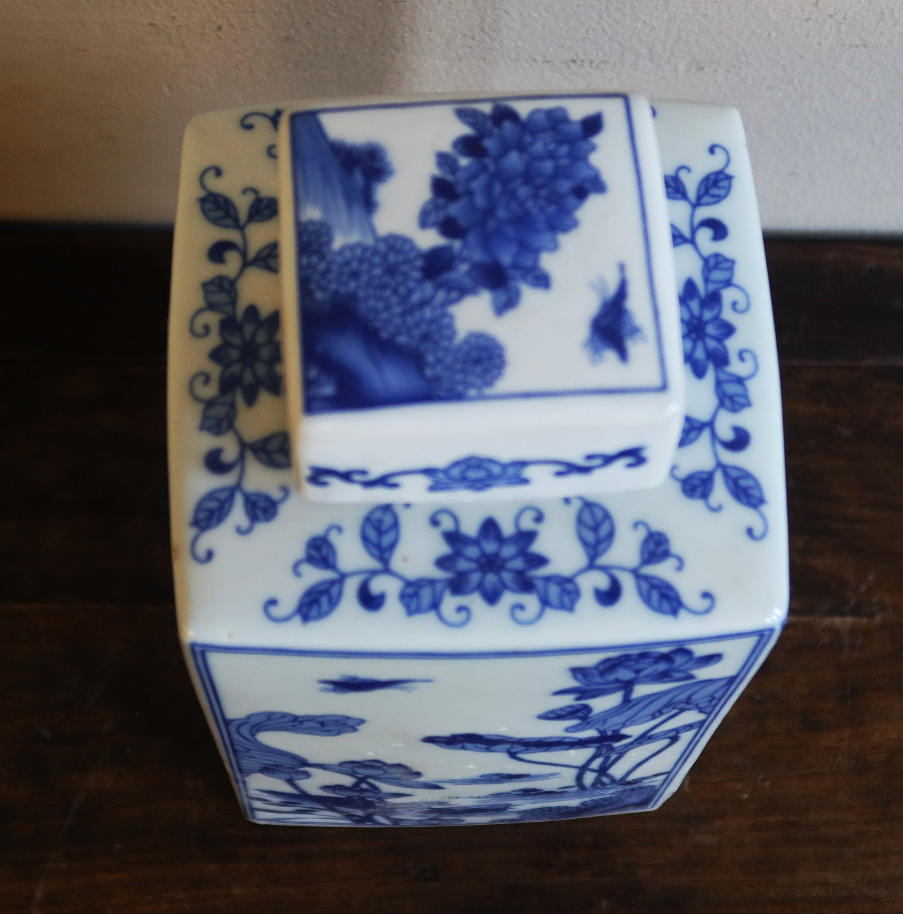 VASO DIPINTO A BASE QUADRATA CON COPERCHIO