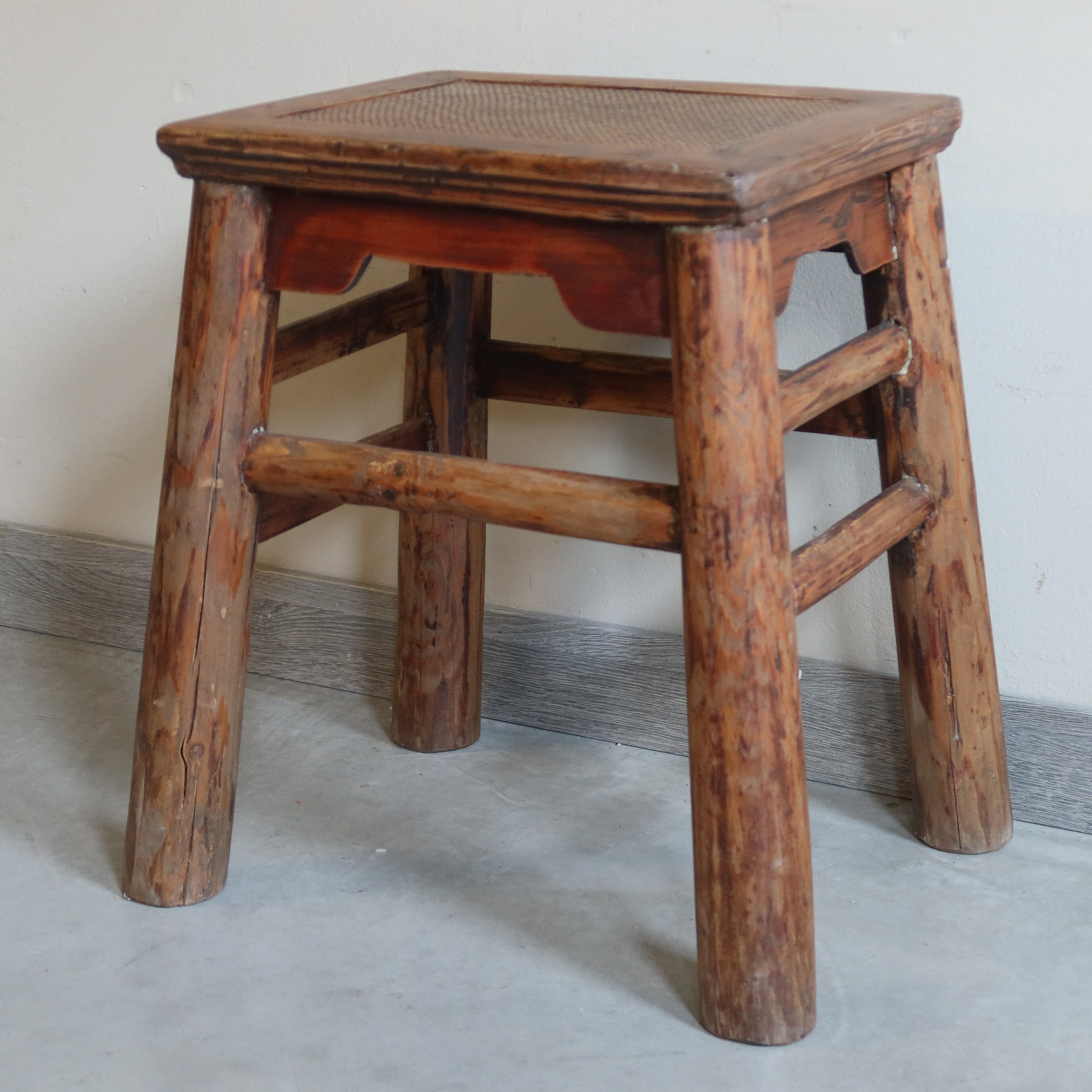SGABELLO OLMO CINESE A TRAPEZIO PIANO RATTAN