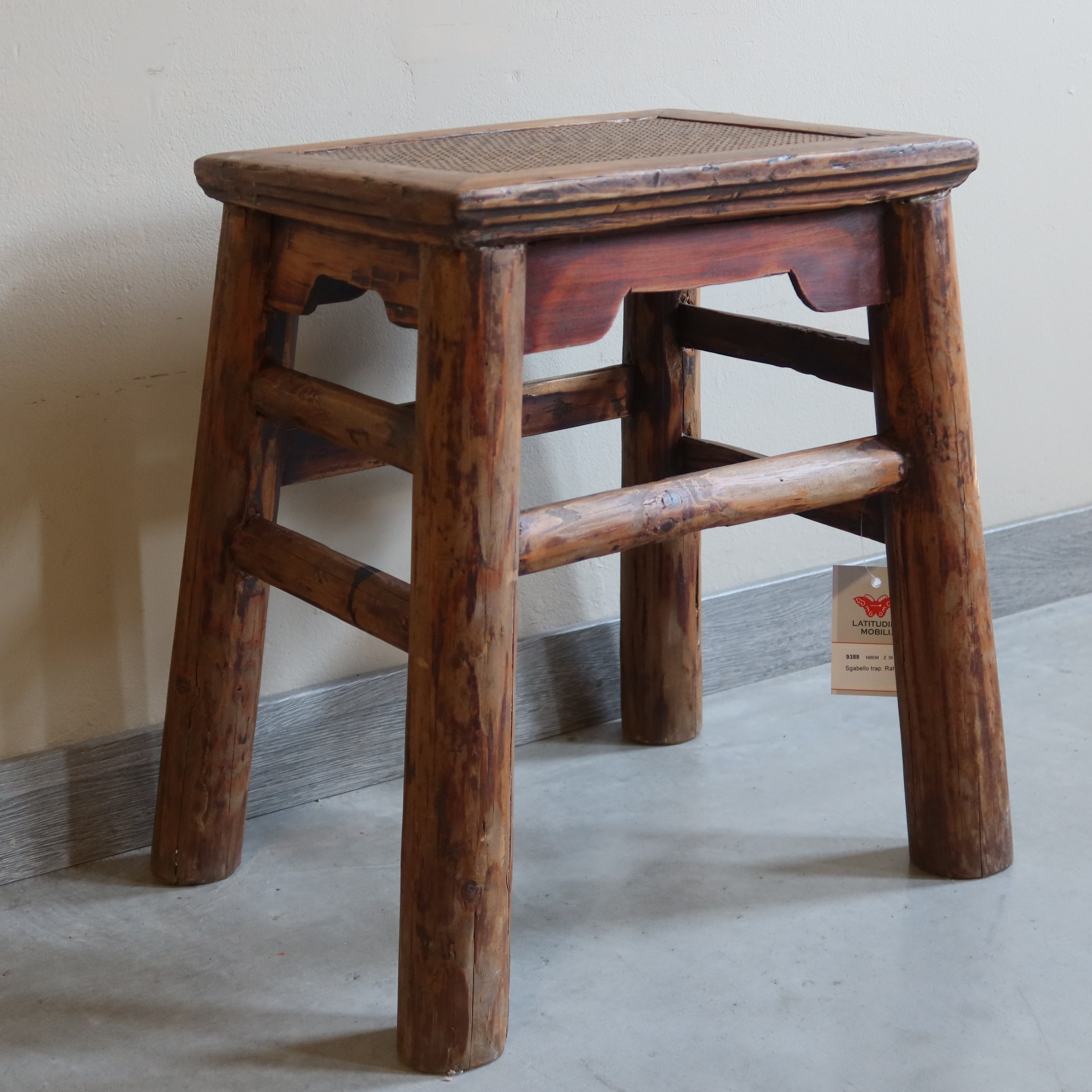 SGABELLO OLMO CINESE A TRAPEZIO PIANO RATTAN