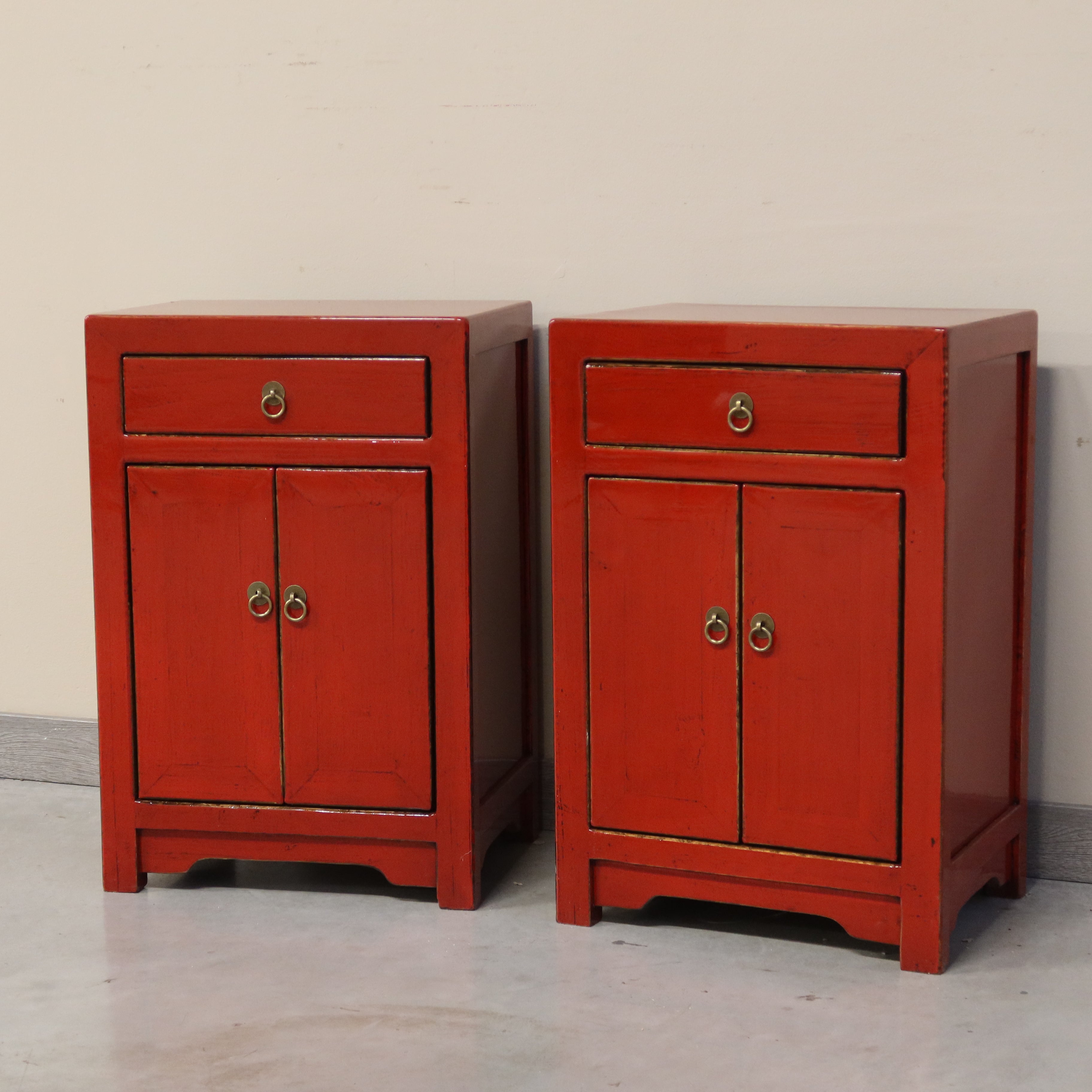COMODINO CINESE IN LACCA ROSSA