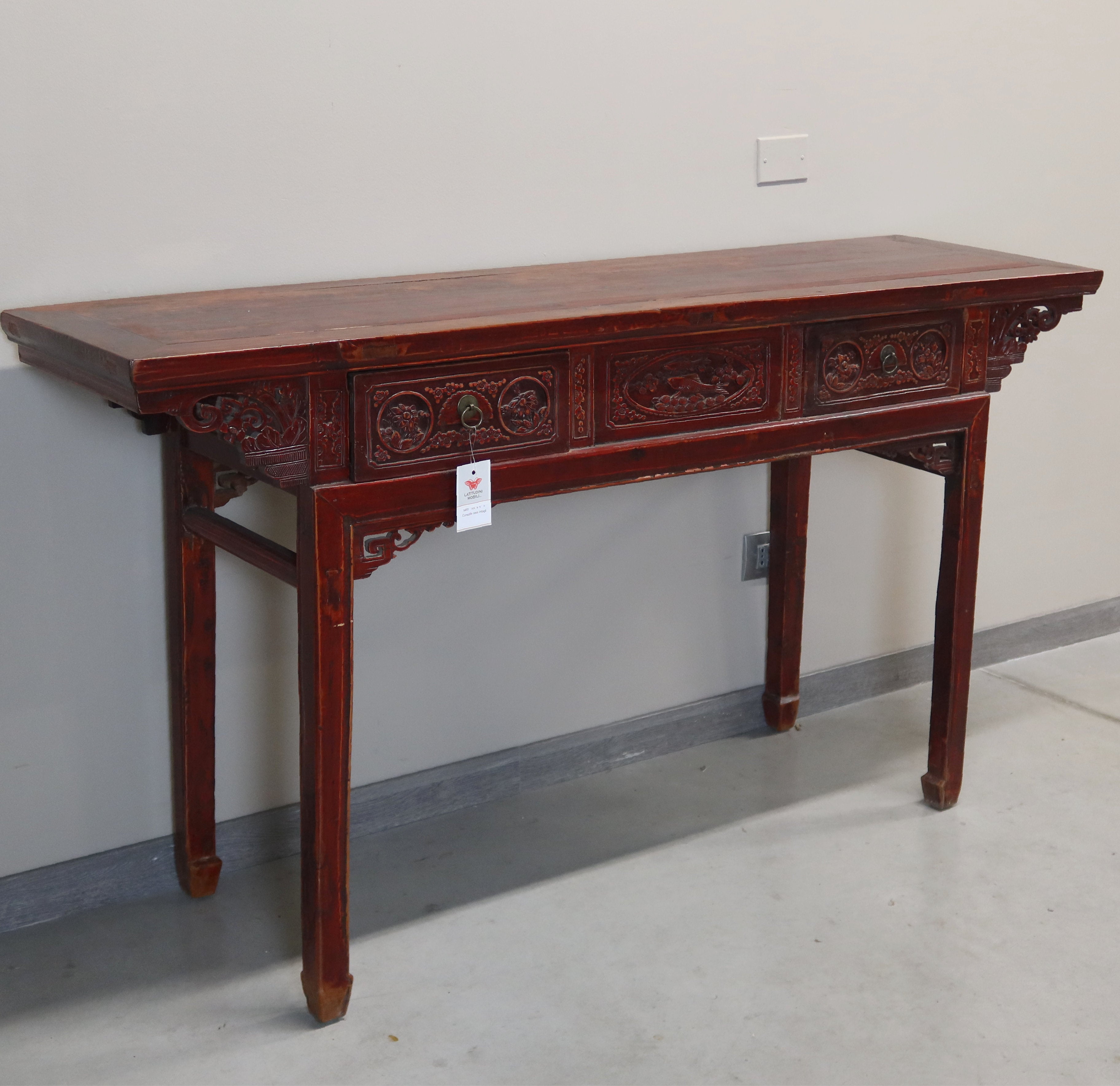 GRANDE CONSOLLE DA CENTRO CON CASSETTI INTAGLIATI E PIANO AGGETTANTE