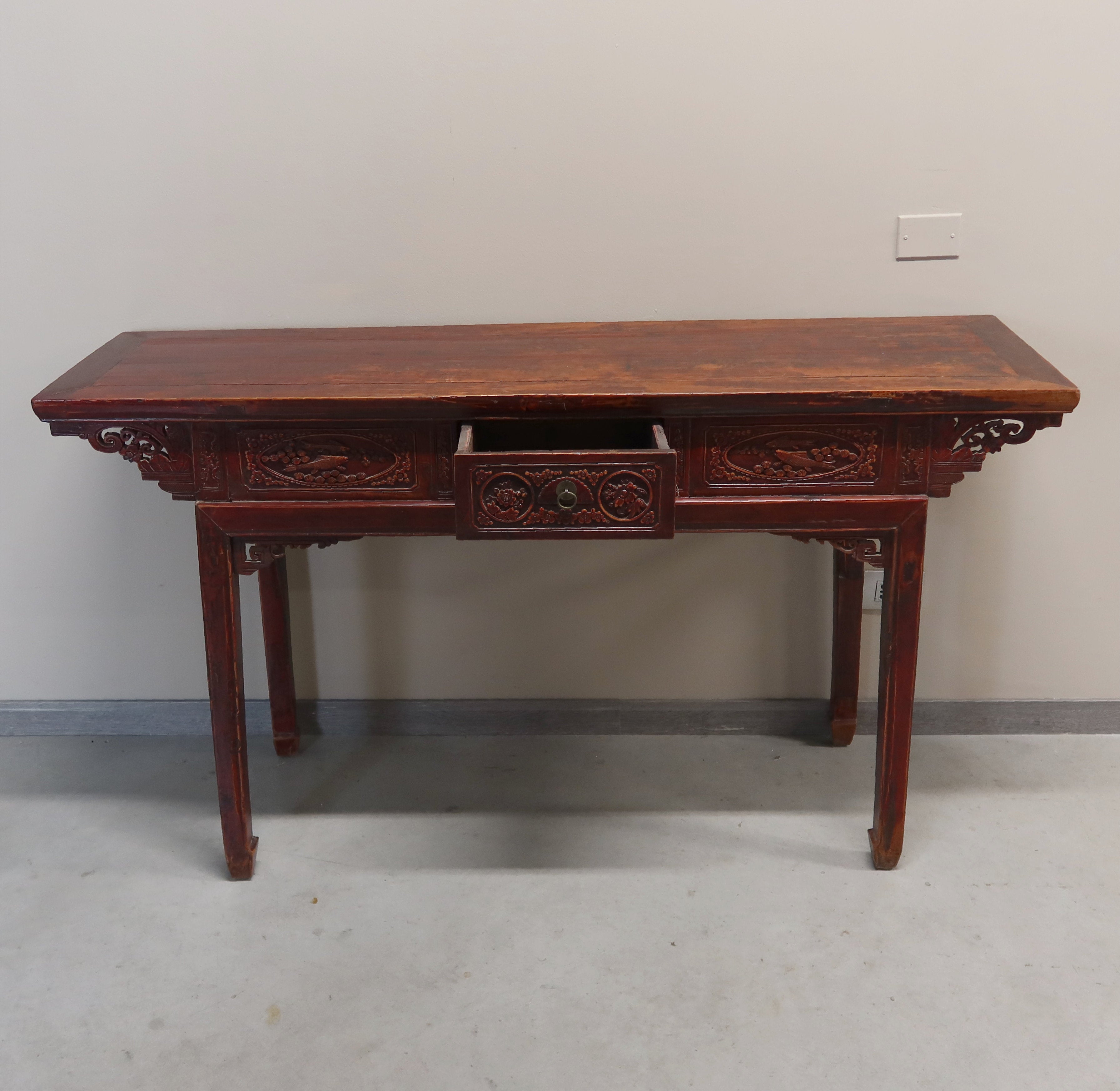 GRANDE CONSOLLE DA CENTRO CON CASSETTI INTAGLIATI E PIANO AGGETTANTE