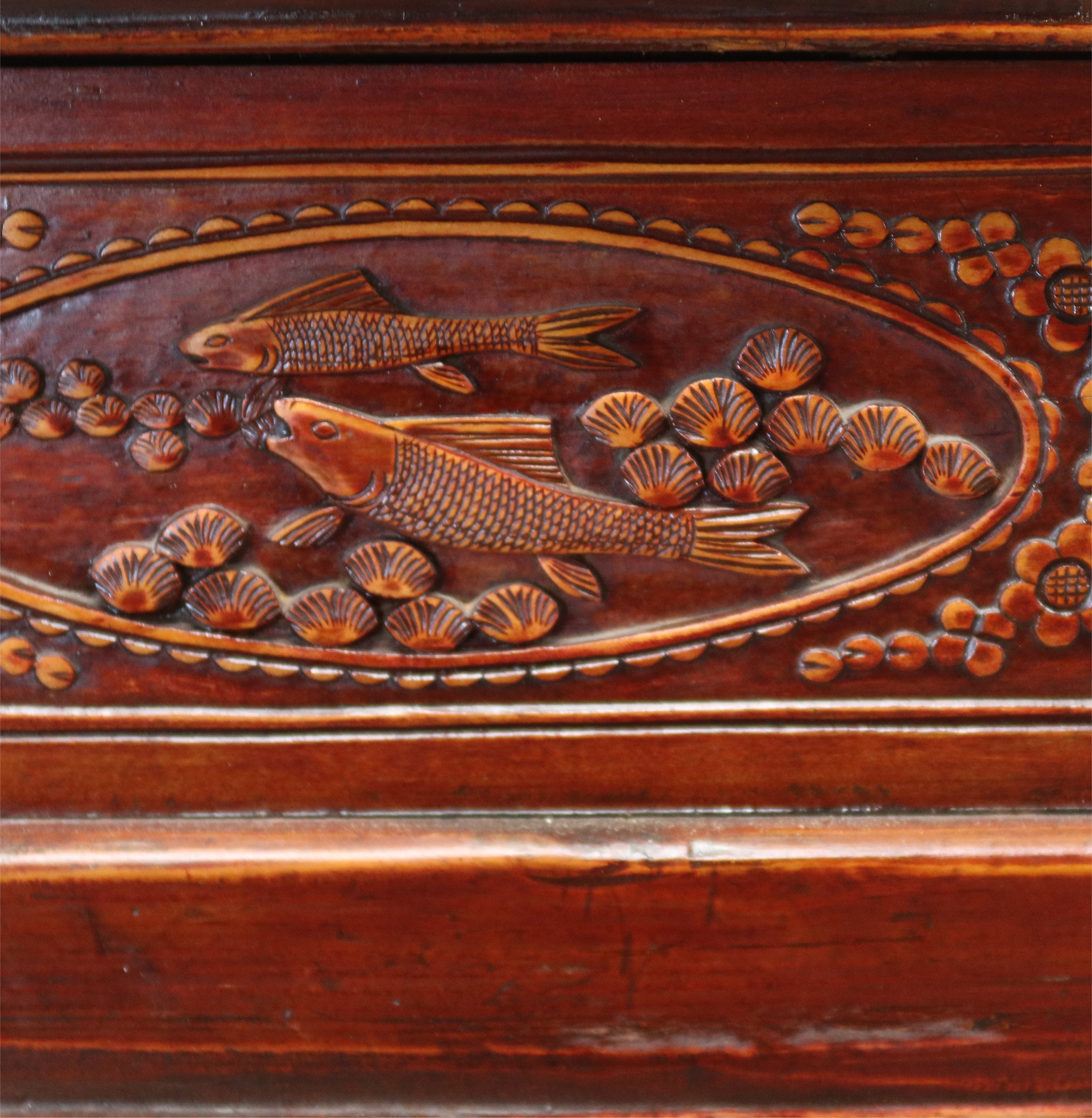 GRANDE CONSOLLE DA CENTRO CON CASSETTI INTAGLIATI E PIANO AGGETTANTE