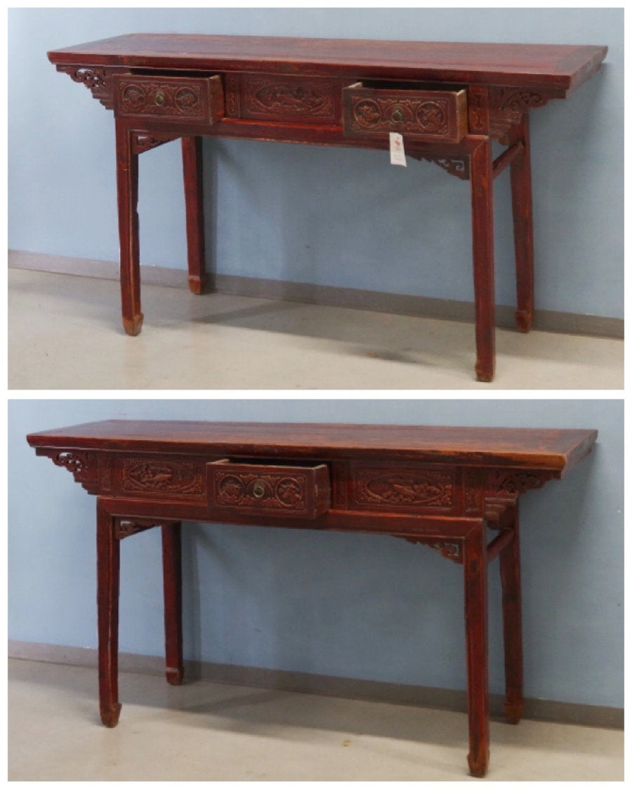 GRANDE CONSOLLE DA CENTRO CON CASSETTI INTAGLIATI E PIANO AGGETTANTE