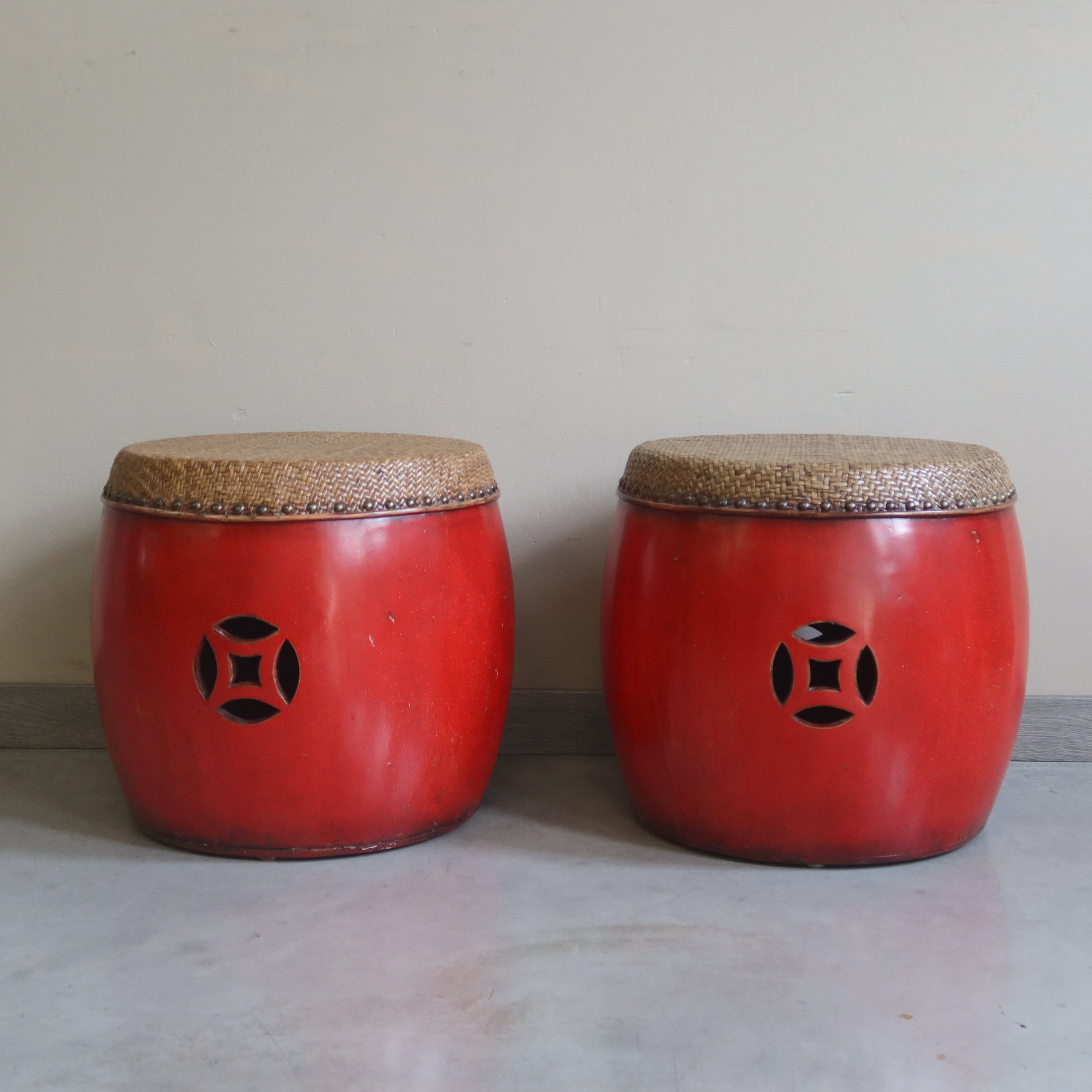 SGABELLO A BOTTE LACCA ROSSA PIANO RATTAN