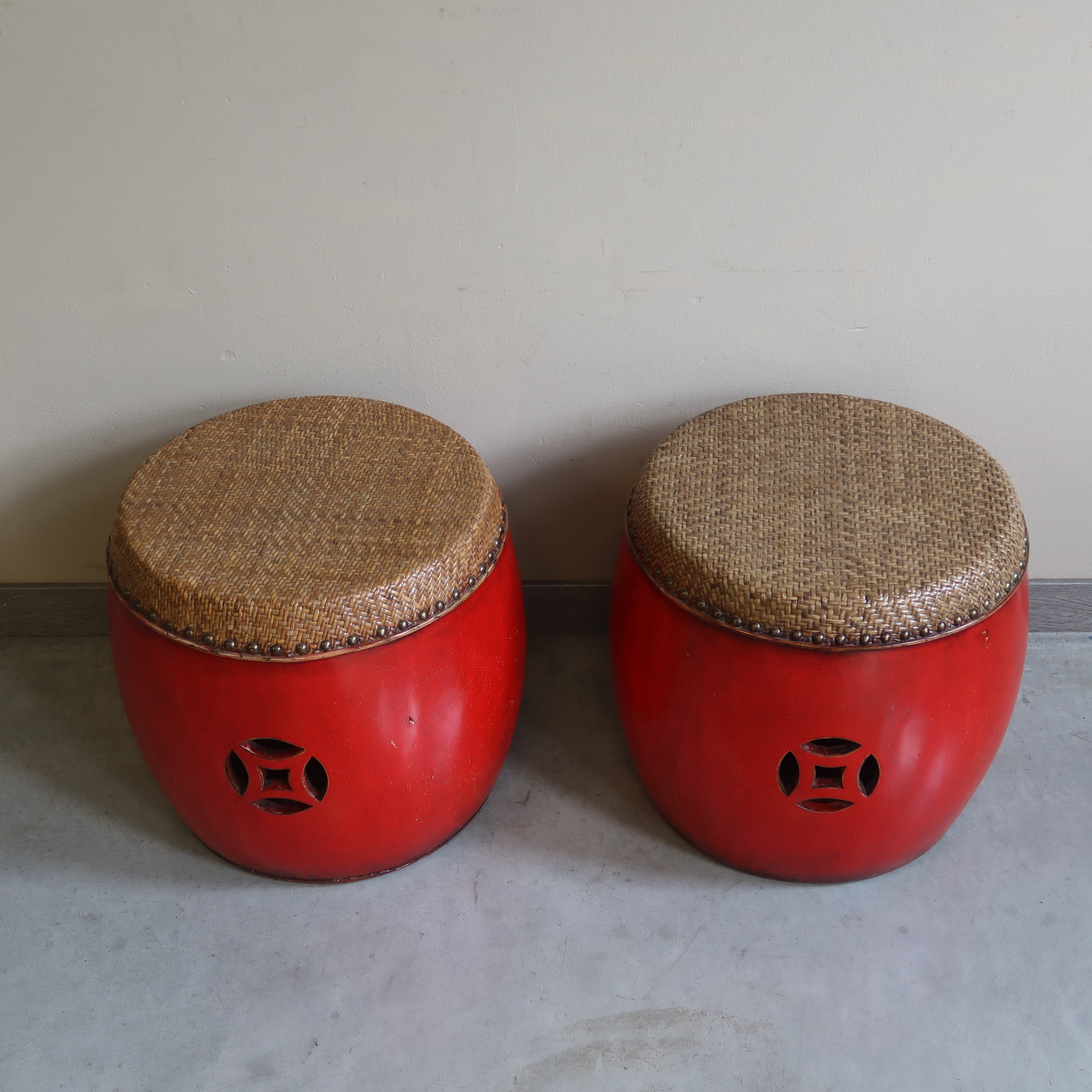 SGABELLO A BOTTE LACCA ROSSA PIANO RATTAN