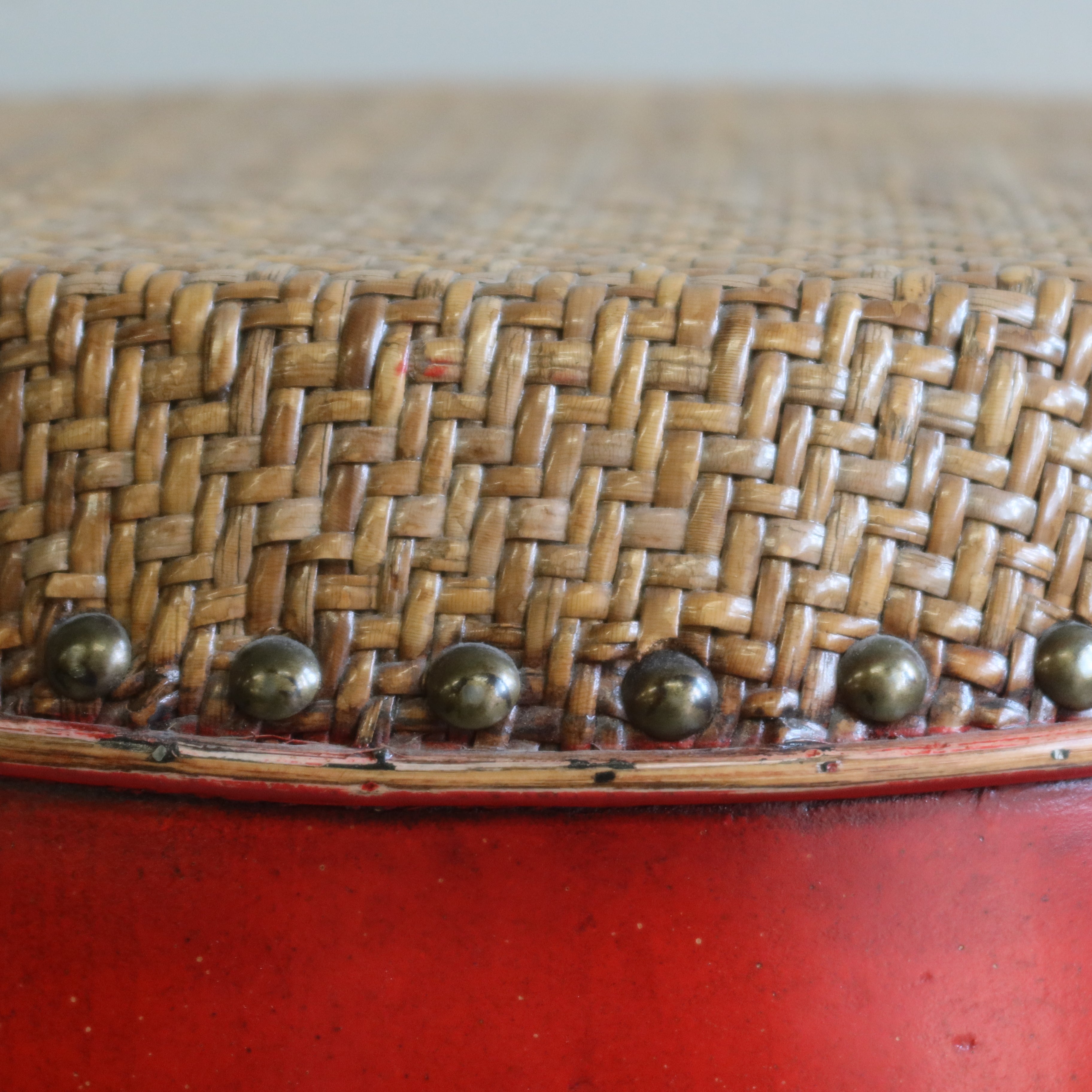 SGABELLO A BOTTE LACCA ROSSA PIANO RATTAN