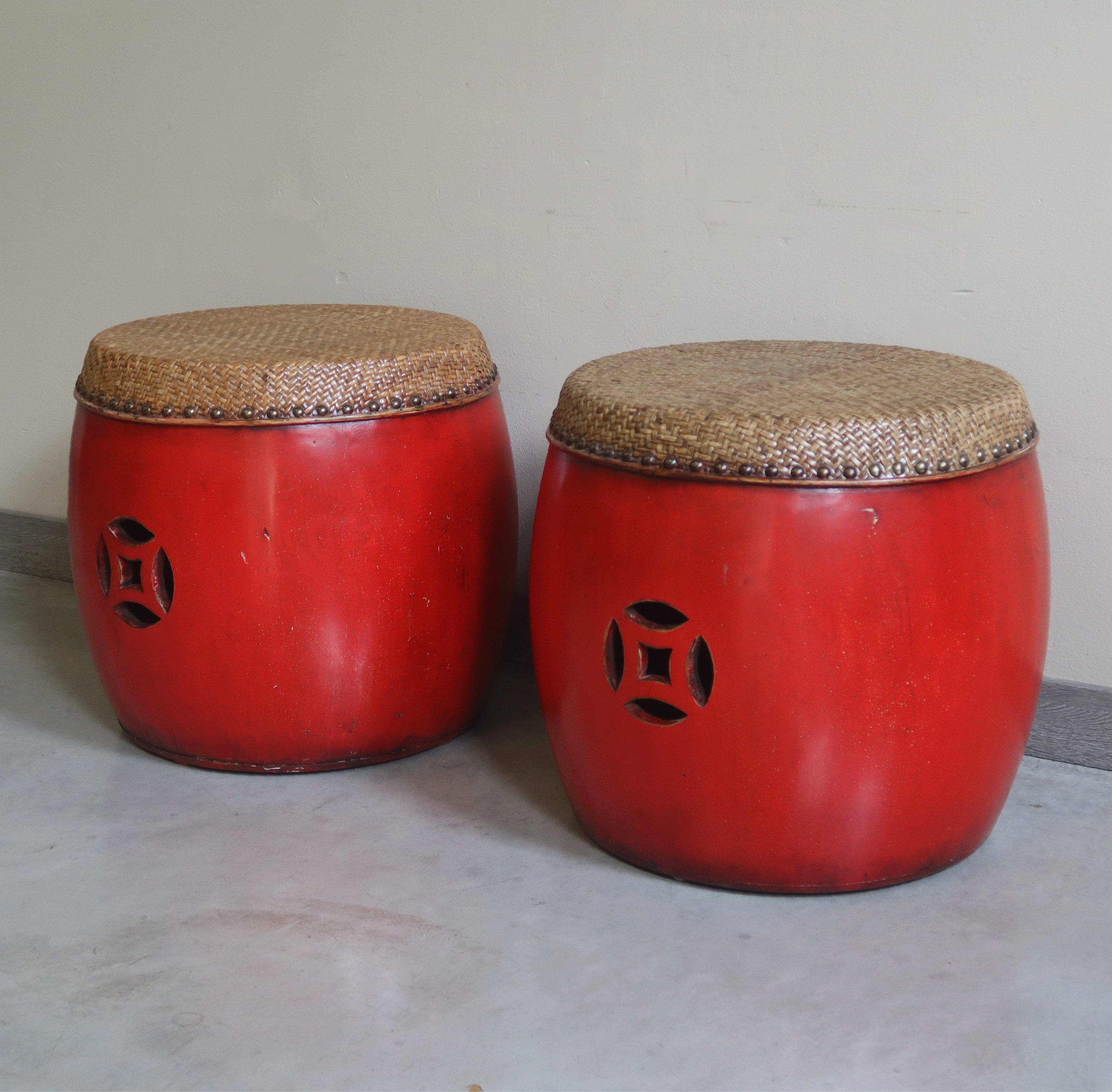 SGABELLO A BOTTE LACCA ROSSA PIANO RATTAN