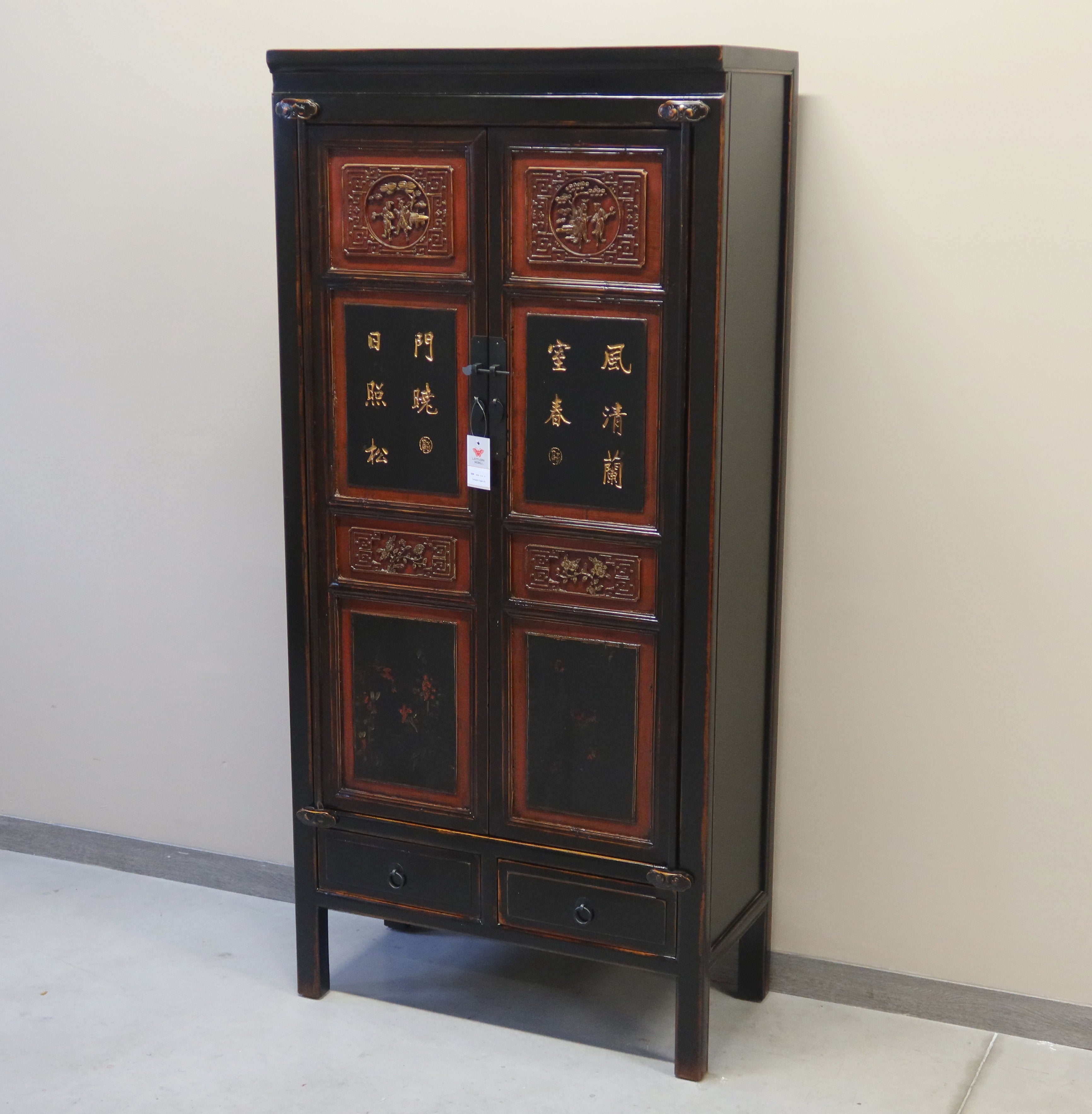 ARMADIO CINESE DEL FUJIAN DECORO RILIEVO A SBALZO