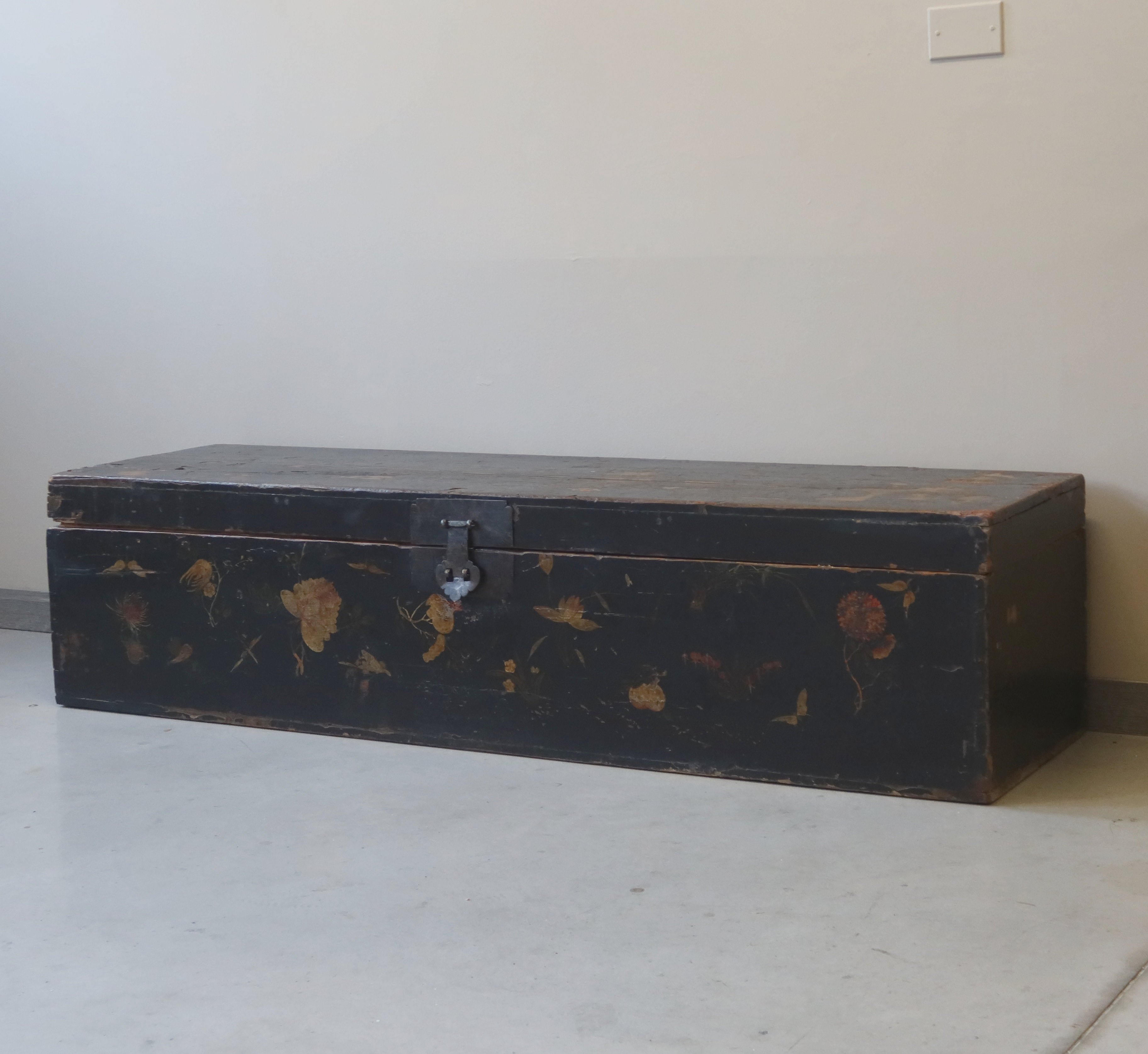 LUNGO BAULE OLMO CINESE NERO DECORATO