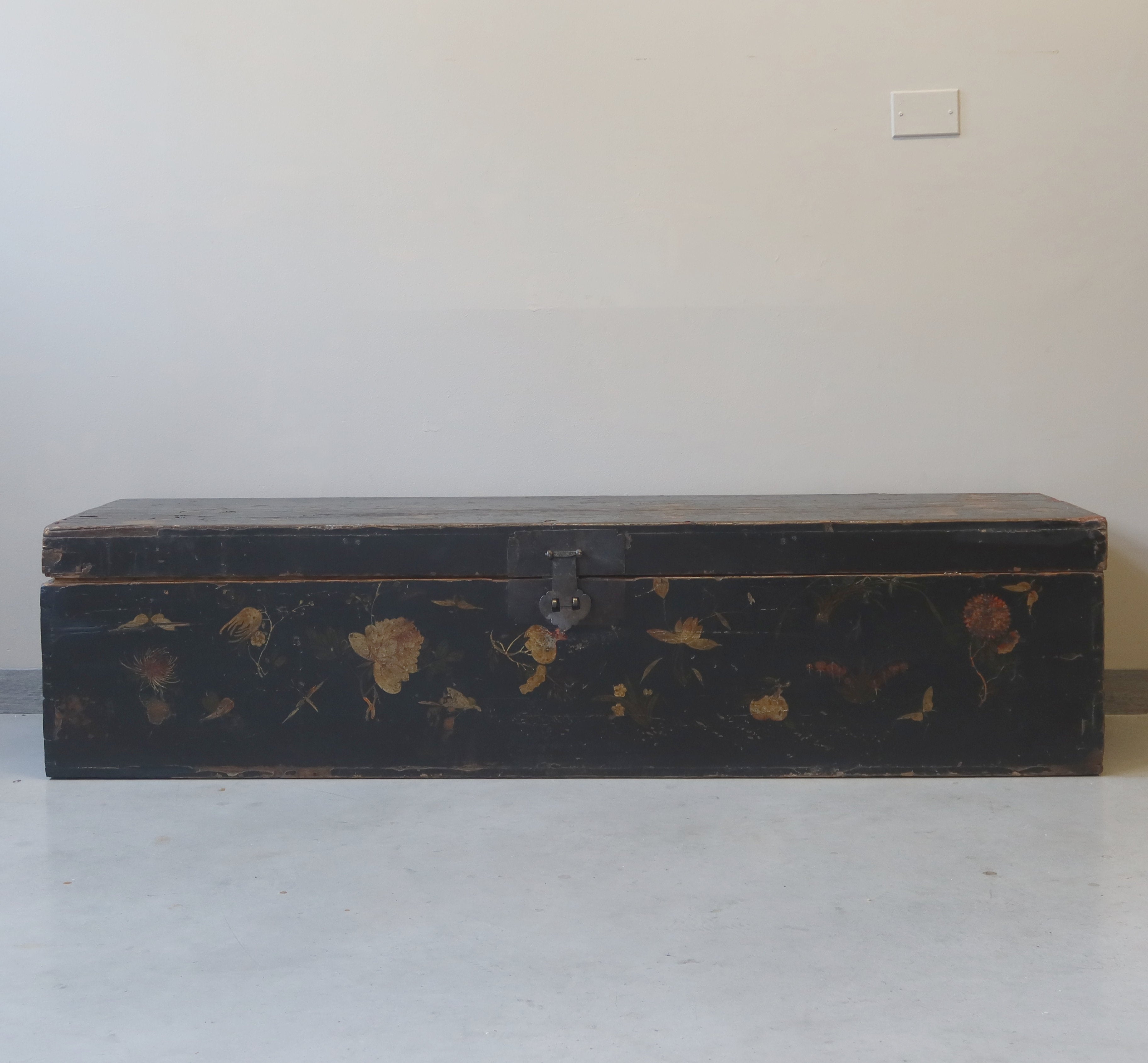 LUNGO BAULE OLMO CINESE NERO DECORATO