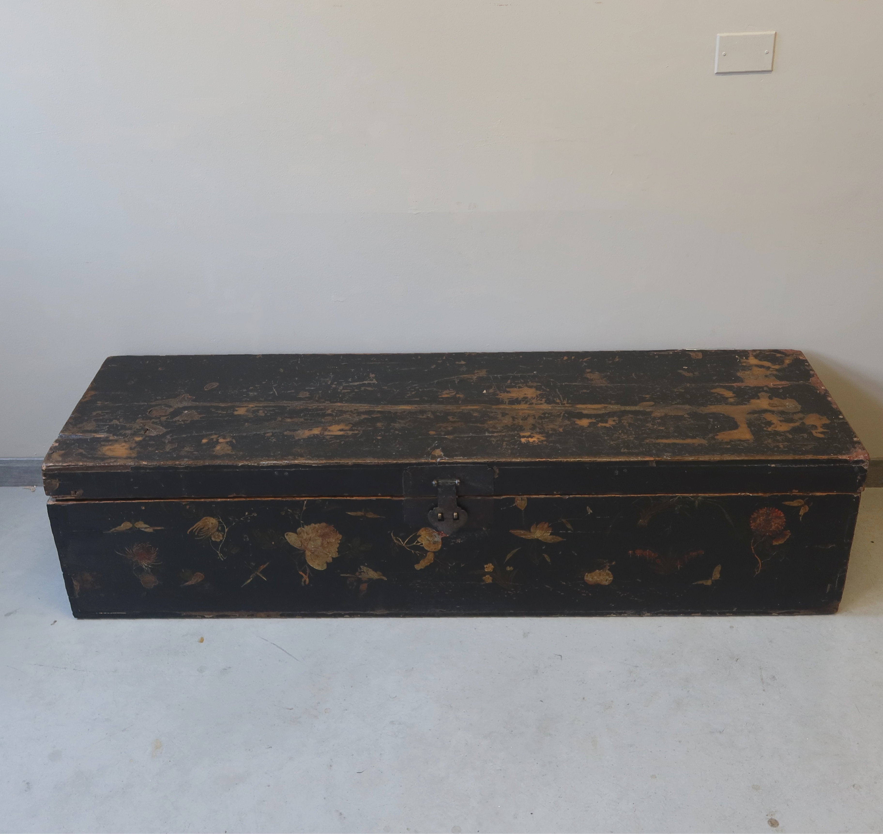 LUNGO BAULE OLMO CINESE NERO DECORATO