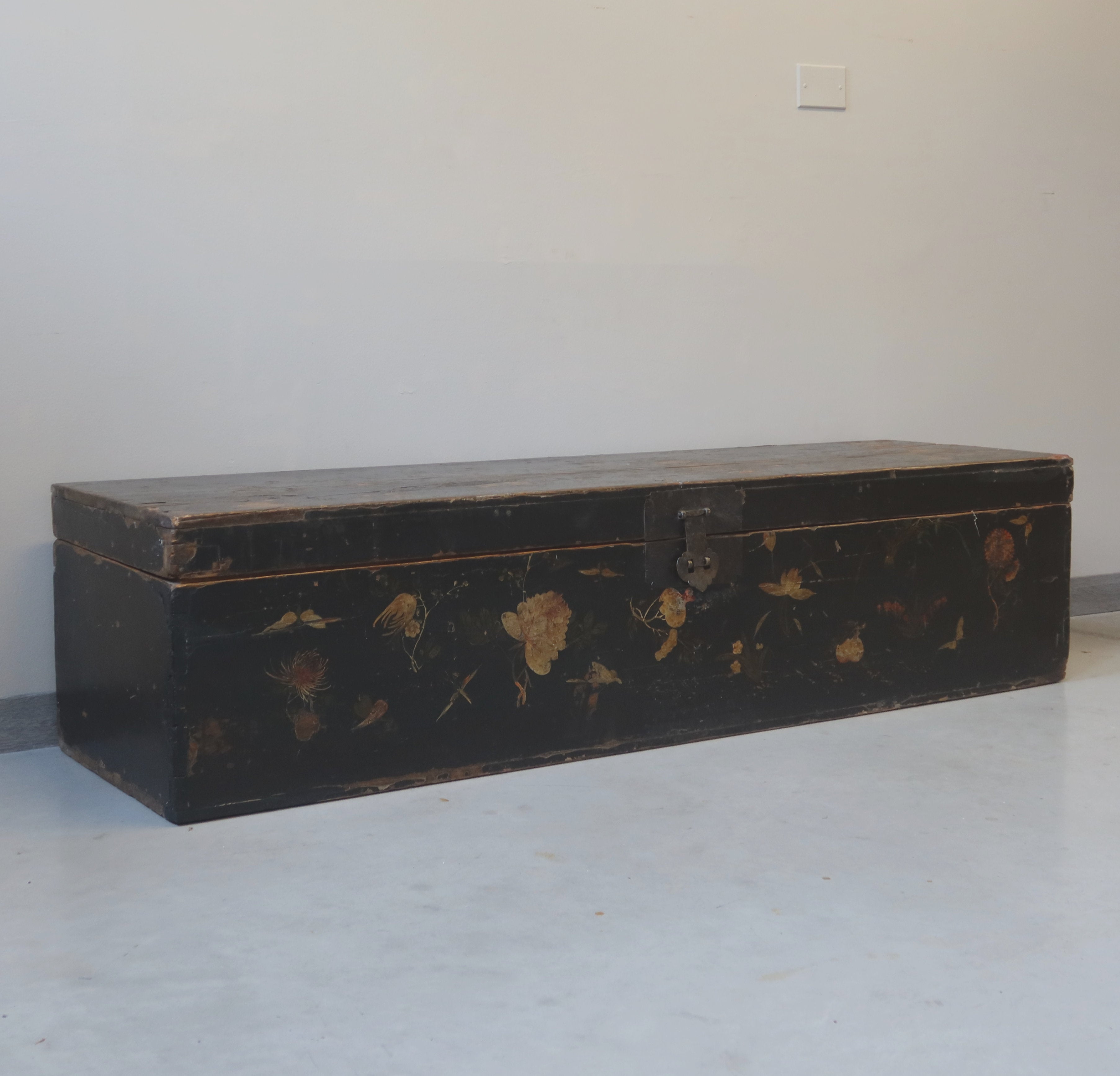 LUNGO BAULE OLMO CINESE NERO DECORATO