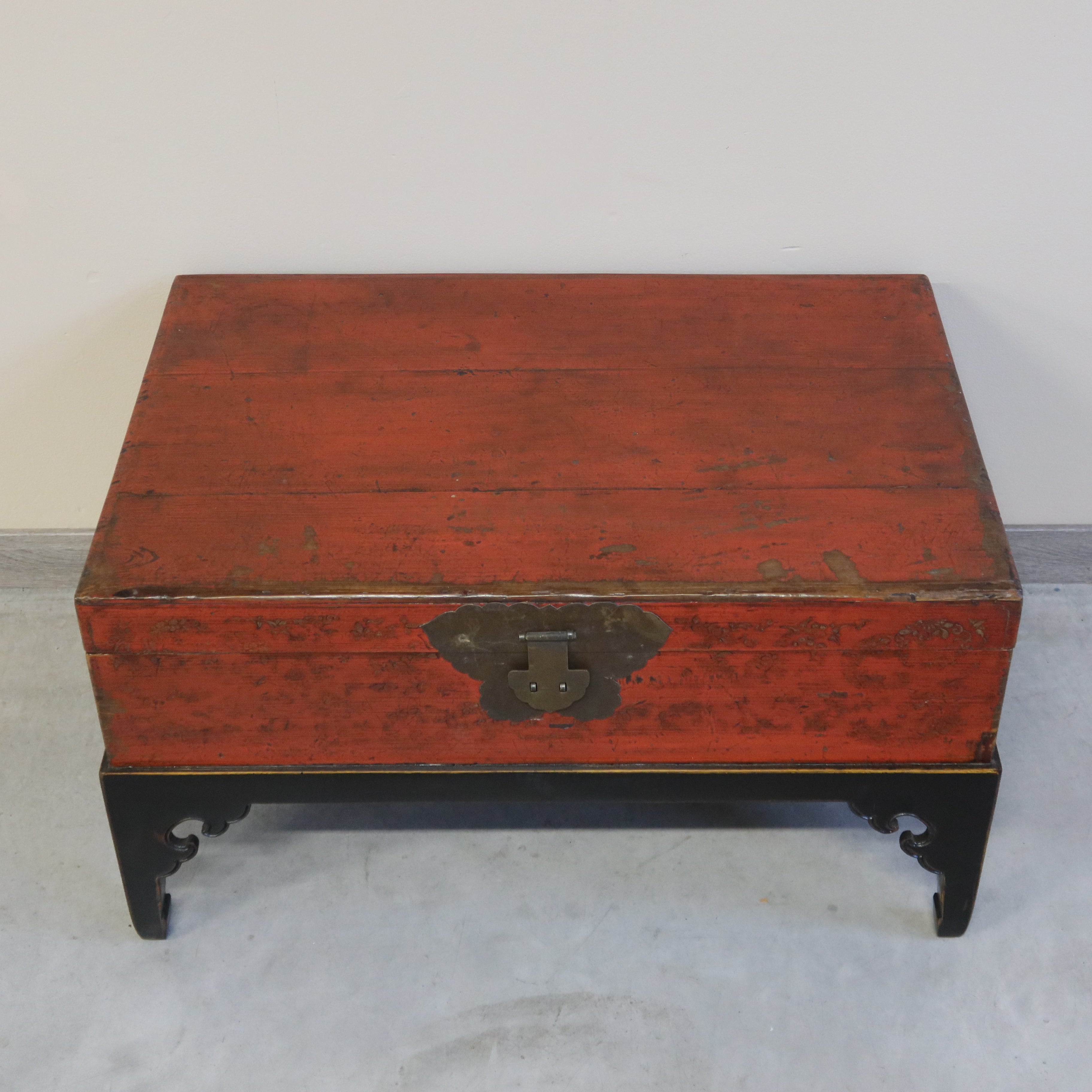 BAULE CINESE LACCA DECORATA CON BASE