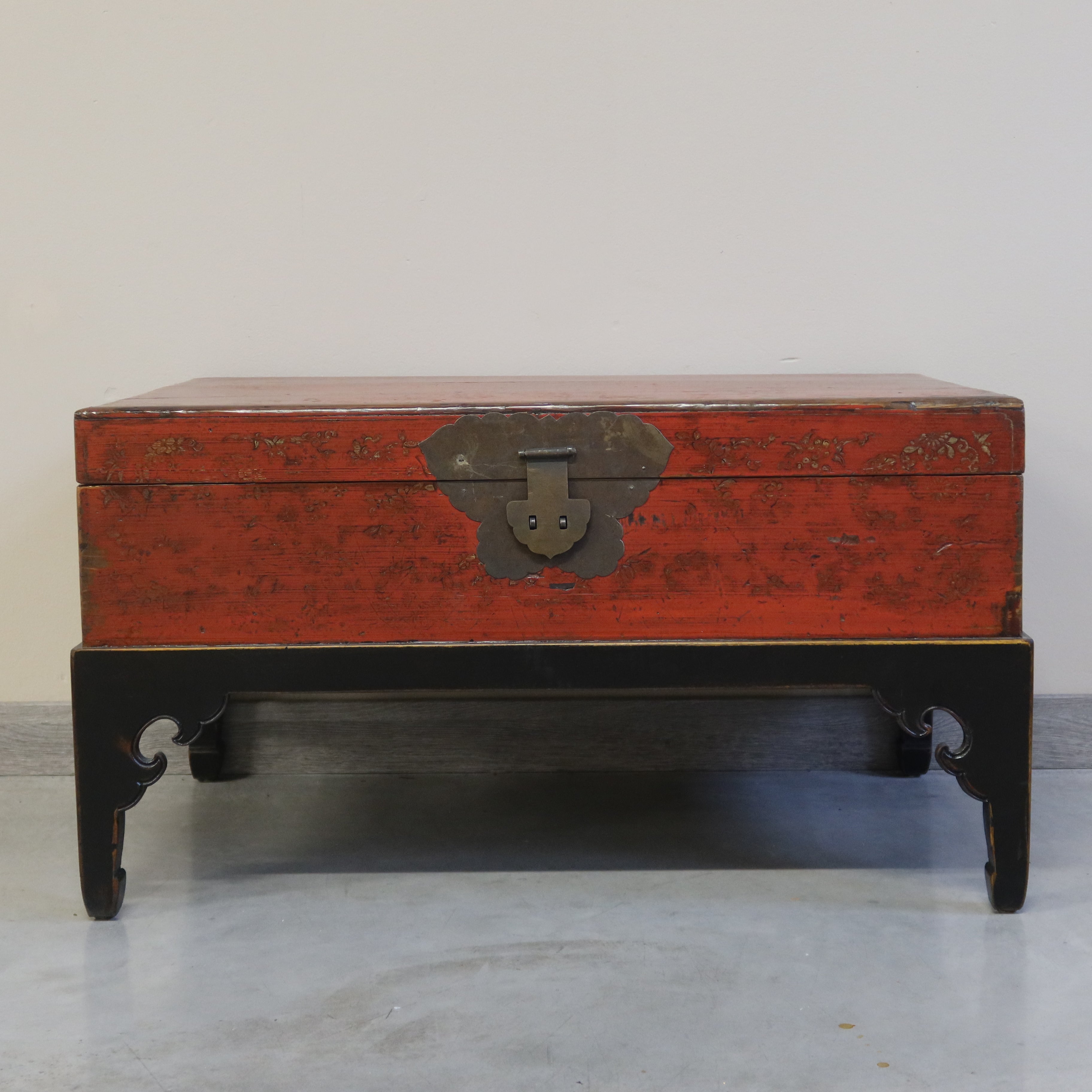 BAULE CINESE LACCA DECORATA CON BASE