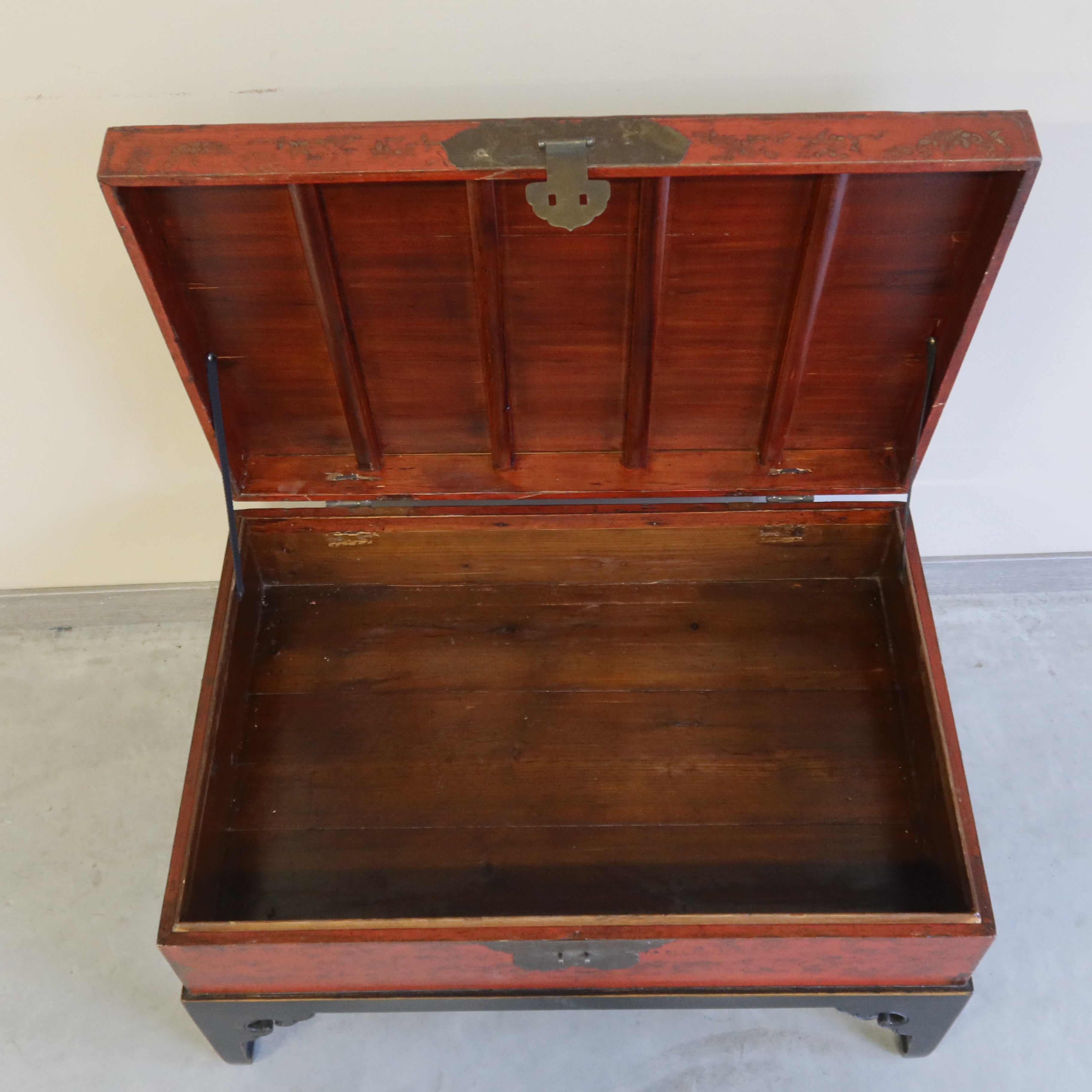 BAULE CINESE LACCA DECORATA CON BASE