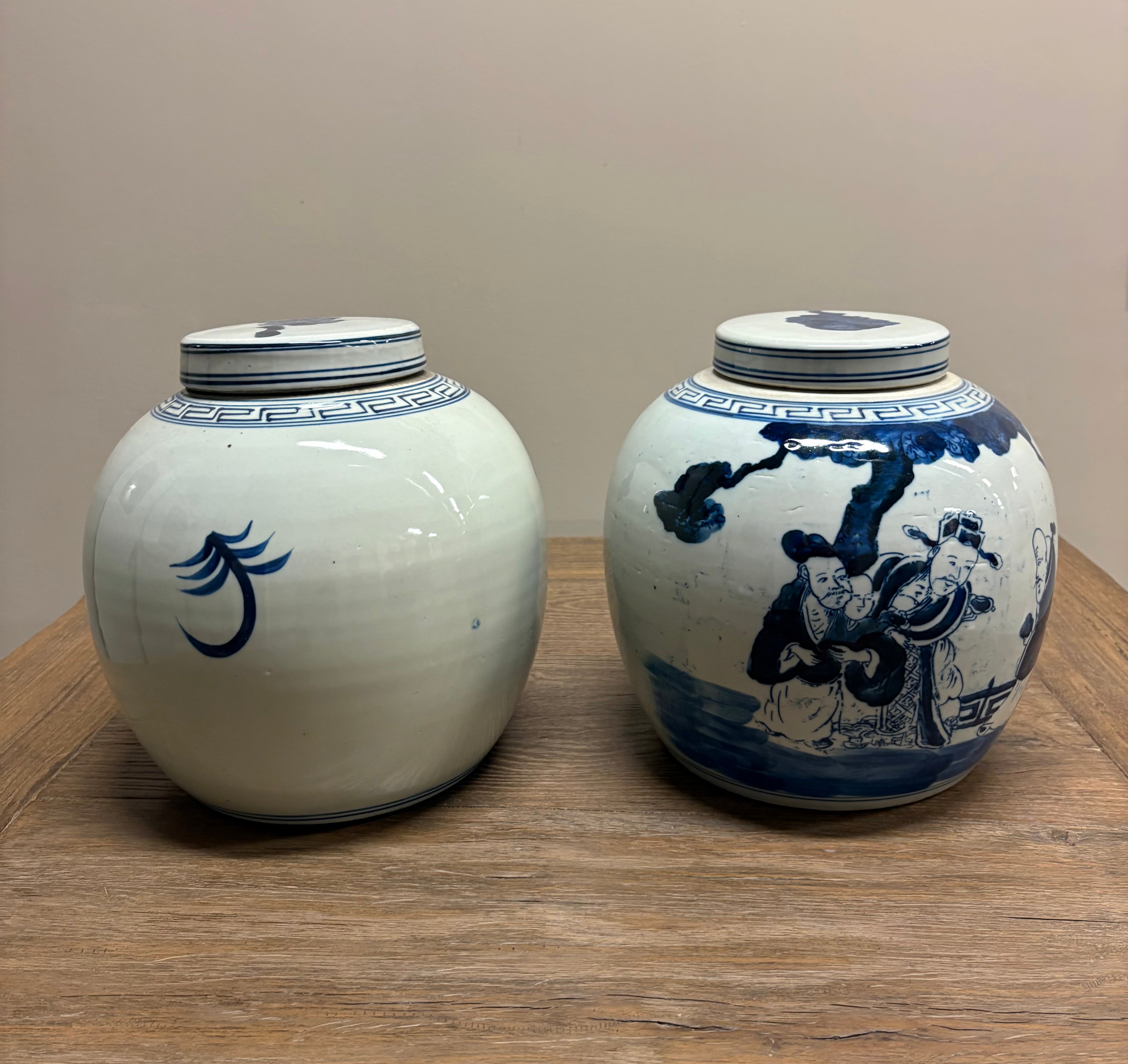 VASO STONDATO DECORATO CON COPERCHIO