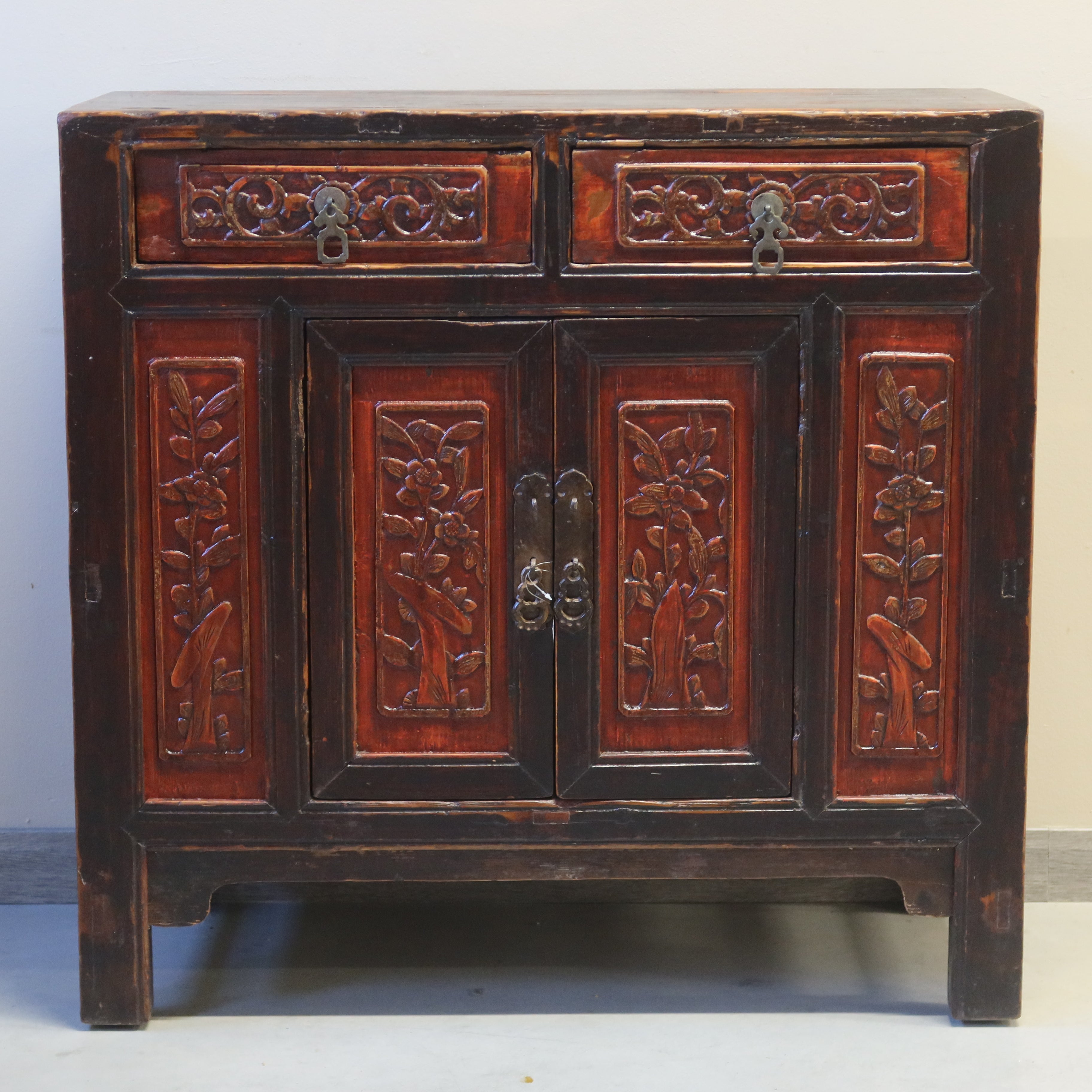 CREDENZINO FUJIAN CON INTAGLI