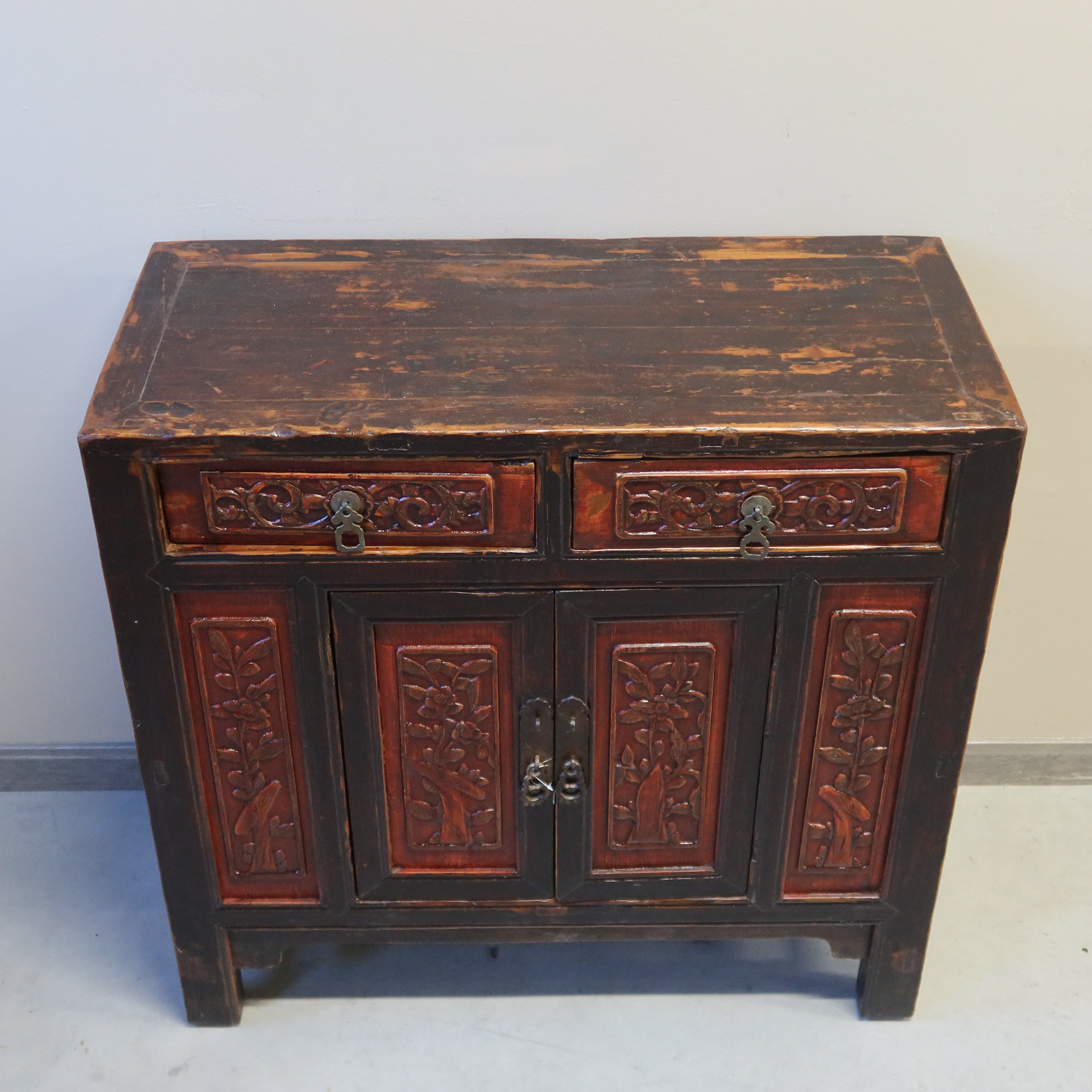 CREDENZINO FUJIAN CON INTAGLI