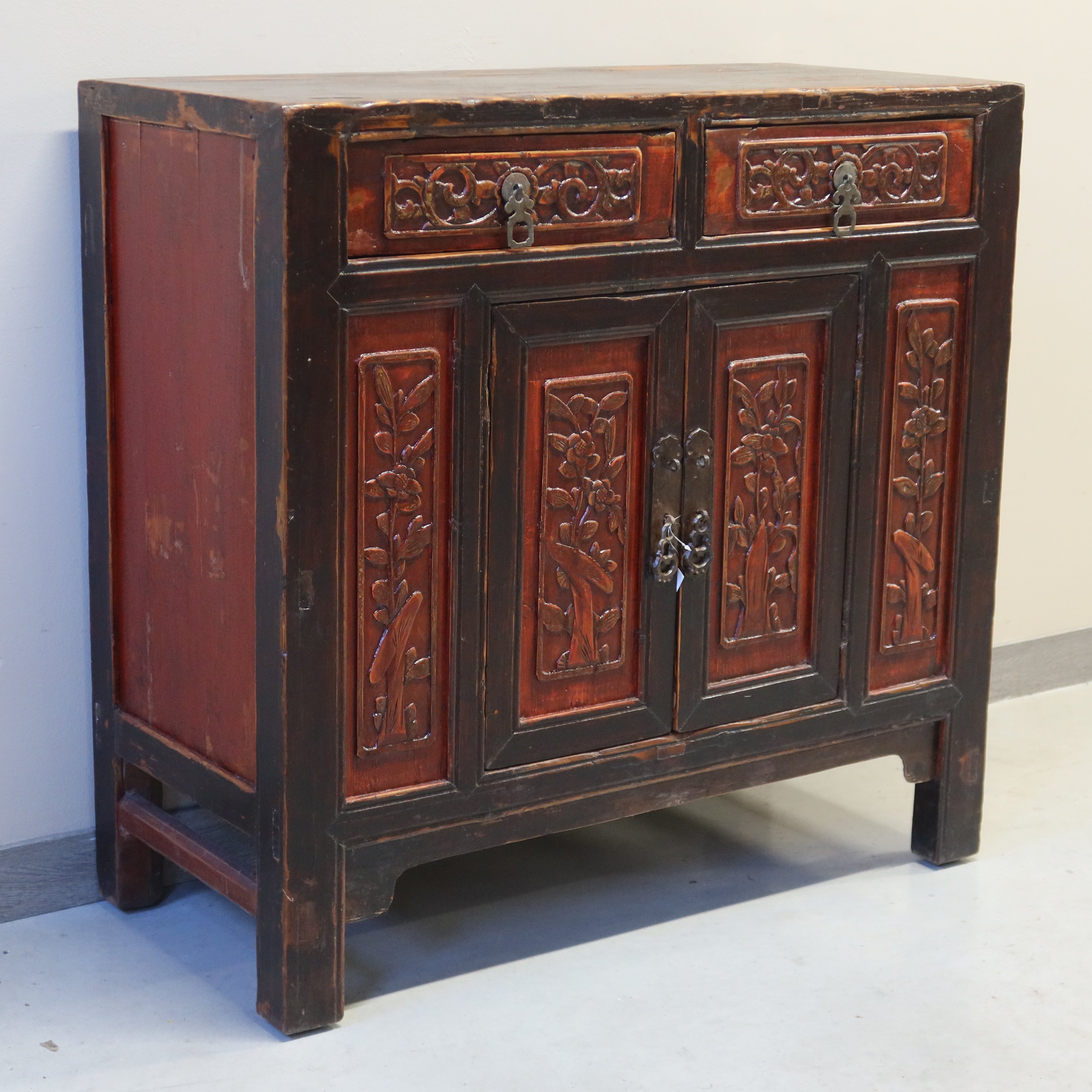CREDENZINO FUJIAN CON INTAGLI