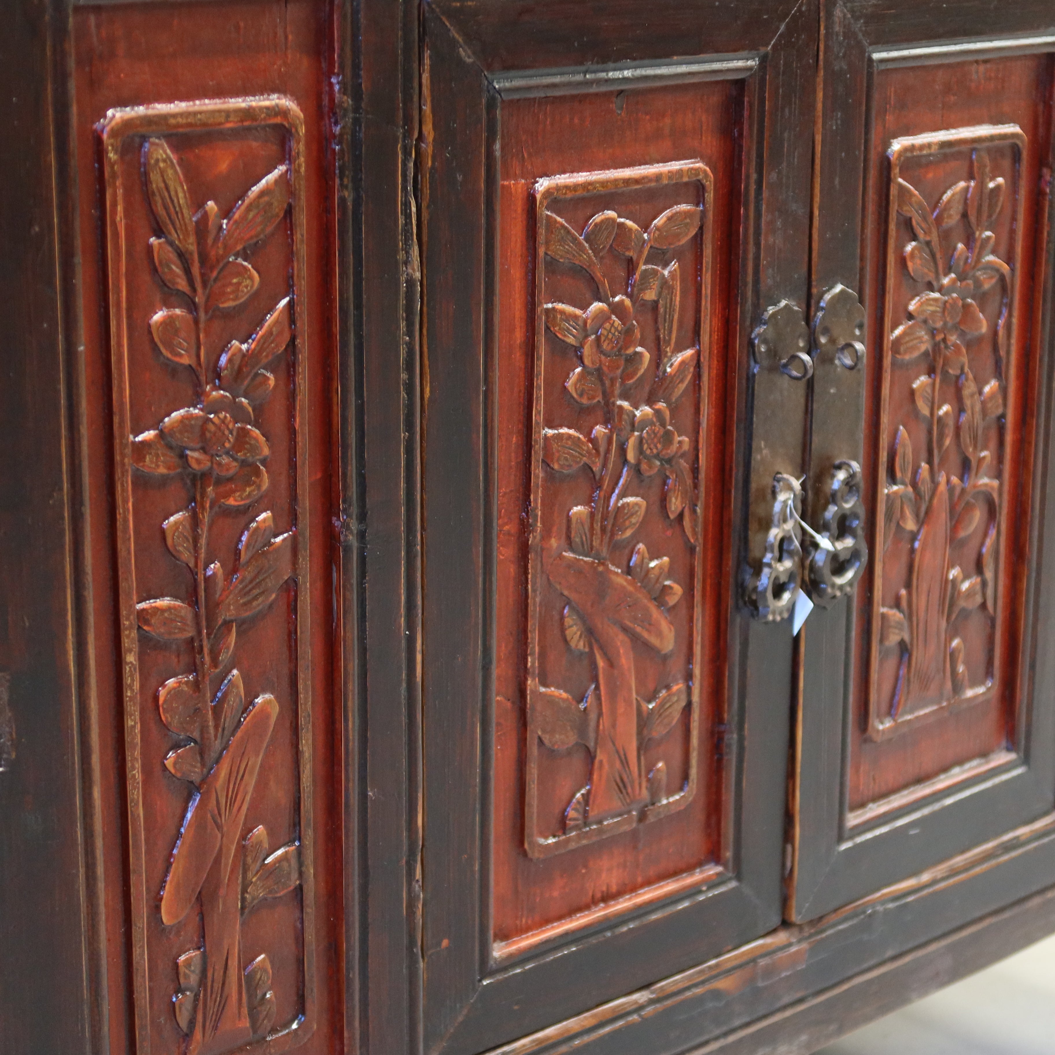 CREDENZINO FUJIAN CON INTAGLI