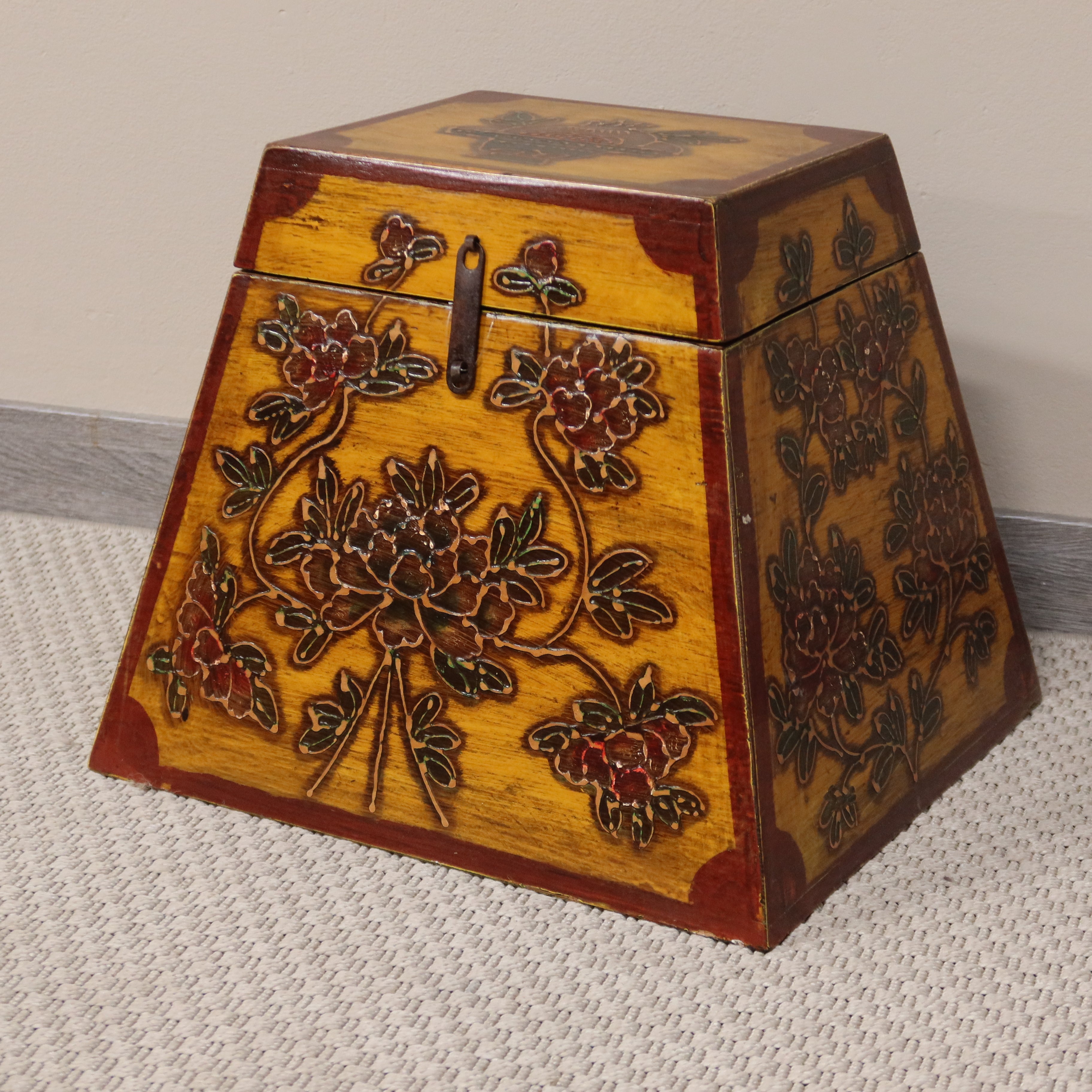 BAULETTO DECORATO TIBETANO