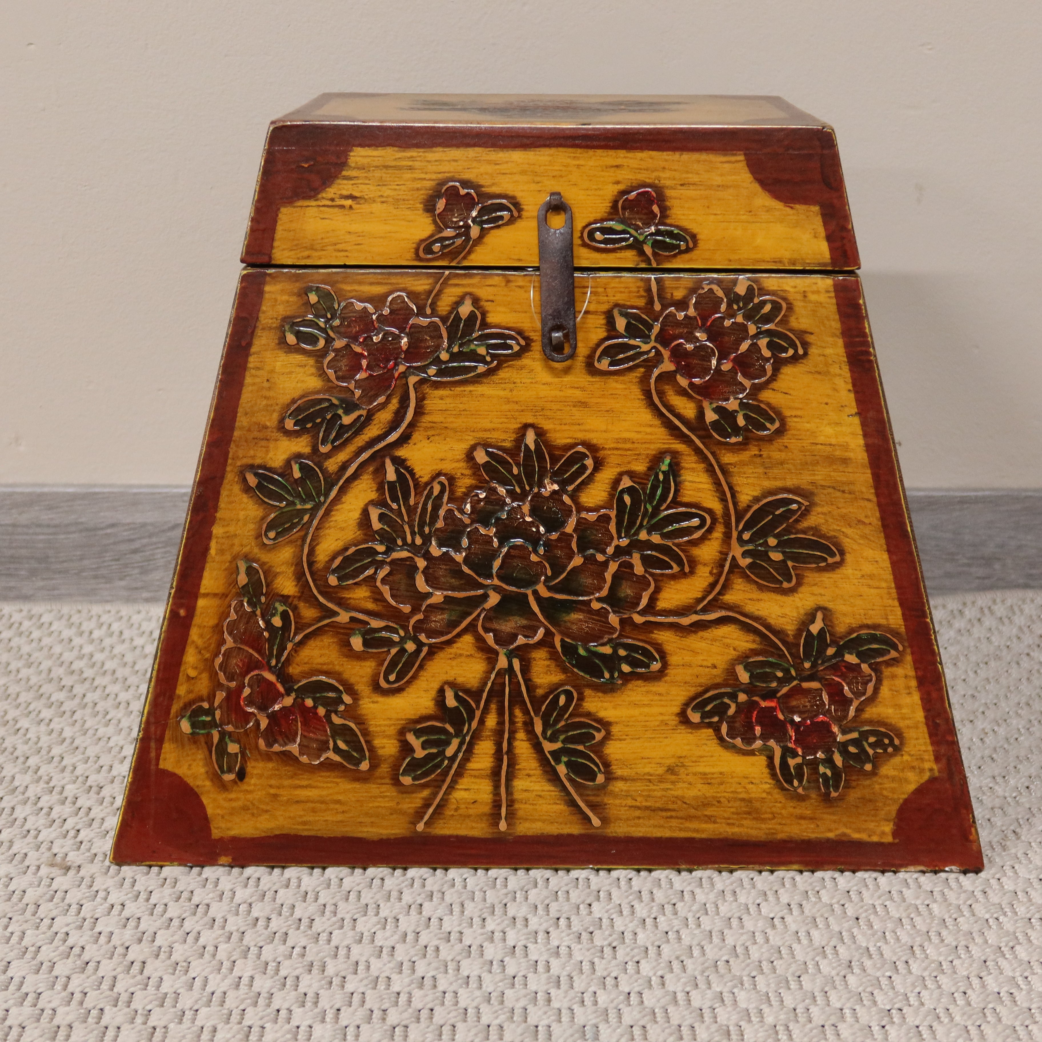 BAULETTO DECORATO TIBETANO