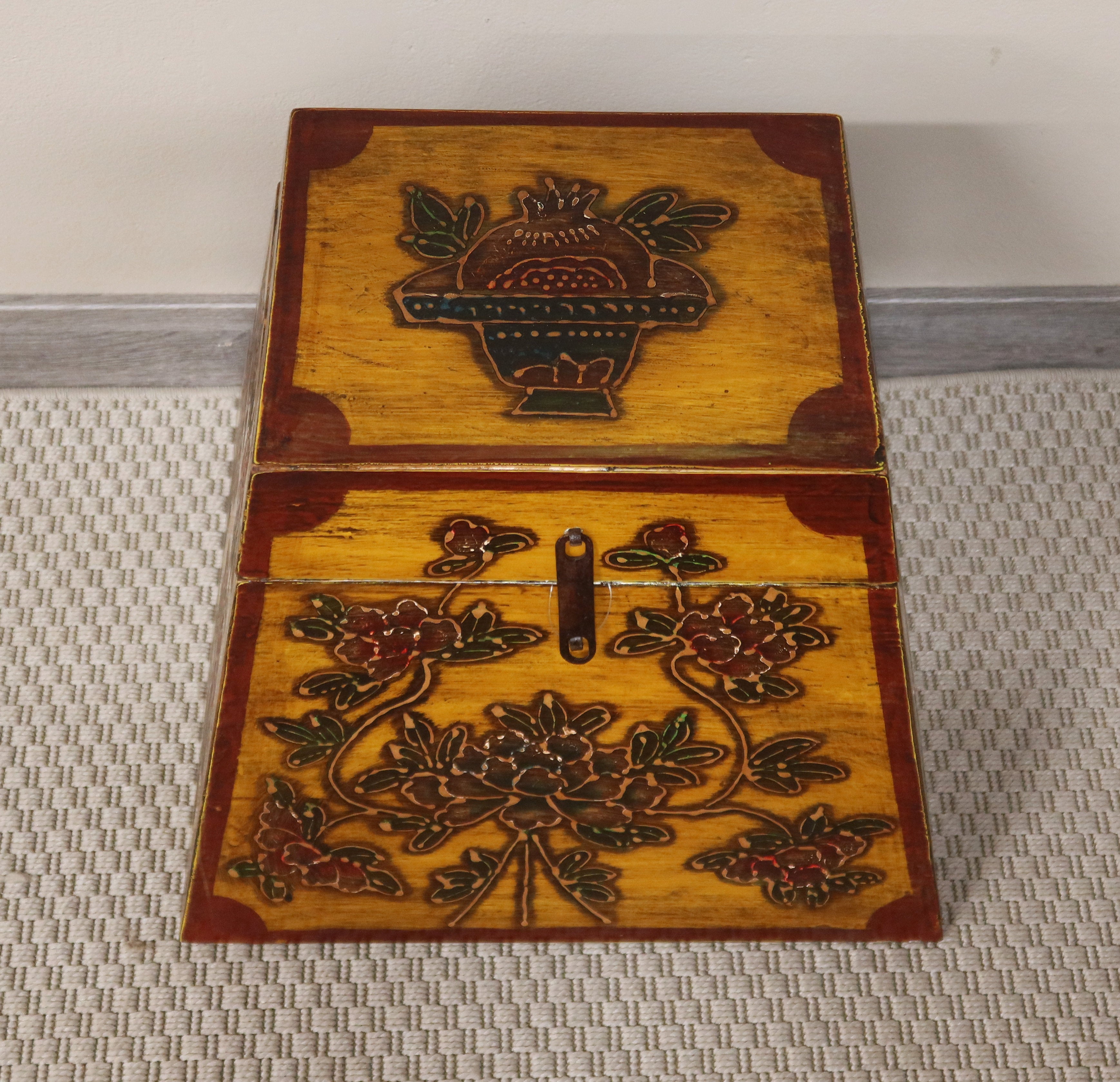 BAULETTO DECORATO TIBETANO